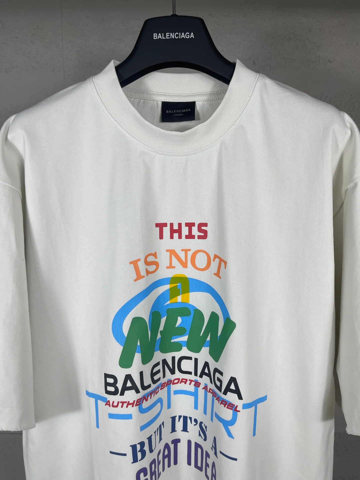 🅿️186 real photos [Top version. Official website quality] BALENCI*SS25 new style. Short-sleeved T-shirts with colorful multi-element artistic printing of letter LOGO. Synchronized with brick cabinets. Developed as genuine products at the first time, enjoy printing and comparison! The fabric is made of Paris ZP custom-woven and dyed cotton double yarn. Weighing 260 grams, the cloth surface is clean. The cloth pattern is clear, soft and comfortable. The threads are dyed with no color difference. The printing uses environmentally friendly imported materials. The letters are clear and the effect is three-dimensional. The version adopts OS loose shoulder design. Same style for men and women. Code: BL253708 Color: Apricot Size: XS S M L