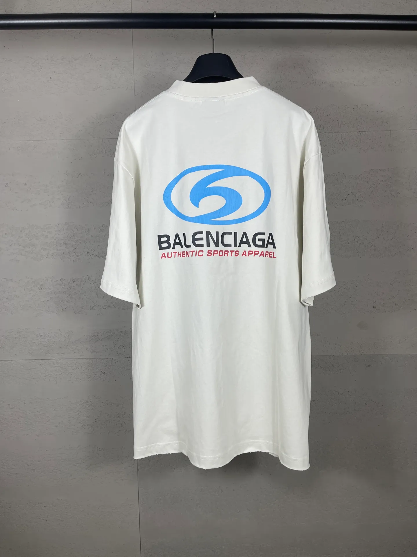 🅿️186 real photos [Top version. Official website quality] BALENCI*SS25 new style. Short-sleeved T-shirts with colorful multi-element artistic printing of letter LOGO. Synchronized with brick cabinets. Developed as genuine products at the first time, enjoy printing and comparison! The fabric is made of Paris ZP custom-woven and dyed cotton double yarn. Weighing 260 grams, the cloth surface is clean. The cloth pattern is clear, soft and comfortable. The threads are dyed with no color difference. The printing uses environmentally friendly imported materials. The letters are clear and the effect is three-dimensional. The version adopts OS loose shoulder design. Same style for men and women. Code: BL253708 Color: Apricot Size: XS S M L