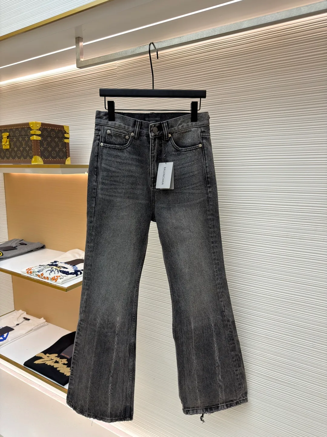 Balenciaga Flare Distressed Distressed Jeans ●Original: Purchased and developed for 5999 ●Item No.: 1681429-A75 ●Material: Denim ●Technology: Distressed Production ●Color: Gray ●Version: Loose Fit ●Weight: About 850g ●Size: Heavy-duty washed, distressed, damaged and frayed, flared straight jeans. The vertical washed lines on the trouser legs are very rare. The ruined design on the back of the trouser legs has a full street feel. The details are well processed. The logo patch made of leather at the waist. The yoke dividing line on the back is at an appropriate angle to lift the hips and show the effect of lengthening the legs. The surface of the back patch pocket is connected with a Tajima embroidery machine. It is knitted with the same color line to outline the pattern design and the visual feel is more three-dimensional. The same style for men and women!