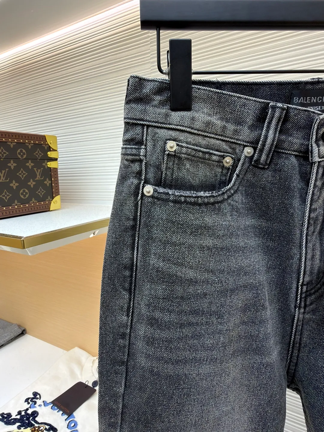 Balenciaga Flare Distressed Distressed Jeans ●Original: Purchased and developed for 5999 ●Item No.: 1681429-A75 ●Material: Denim ●Technology: Distressed Production ●Color: Gray ●Version: Loose Fit ●Weight: About 850g ●Size: Heavy-duty washed, distressed, damaged and frayed, flared straight jeans. The vertical washed lines on the trouser legs are very rare. The ruined design on the back of the trouser legs has a full street feel. The details are well processed. The logo patch made of leather at the waist. The yoke dividing line on the back is at an appropriate angle to lift the hips and show the effect of lengthening the legs. The surface of the back patch pocket is connected with a Tajima embroidery machine. It is knitted with the same color line to outline the pattern design and the visual feel is more three-dimensional. The same style for men and women!