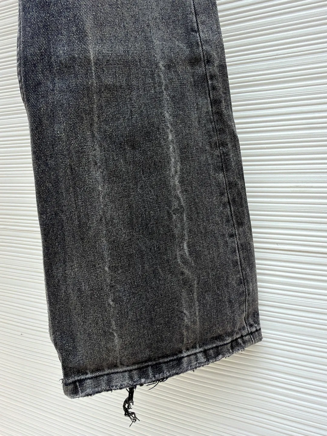 Balenciaga Flare Distressed Distressed Jeans ●Original: Purchased and developed for 5999 ●Item No.: 1681429-A75 ●Material: Denim ●Technology: Distressed Production ●Color: Gray ●Version: Loose Fit ●Weight: About 850g ●Size: Heavy-duty washed, distressed, damaged and frayed, flared straight jeans. The vertical washed lines on the trouser legs are very rare. The ruined design on the back of the trouser legs has a full street feel. The details are well processed. The logo patch made of leather at the waist. The yoke dividing line on the back is at an appropriate angle to lift the hips and show the effect of lengthening the legs. The surface of the back patch pocket is connected with a Tajima embroidery machine. It is knitted with the same color line to outline the pattern design and the visual feel is more three-dimensional. The same style for men and women!