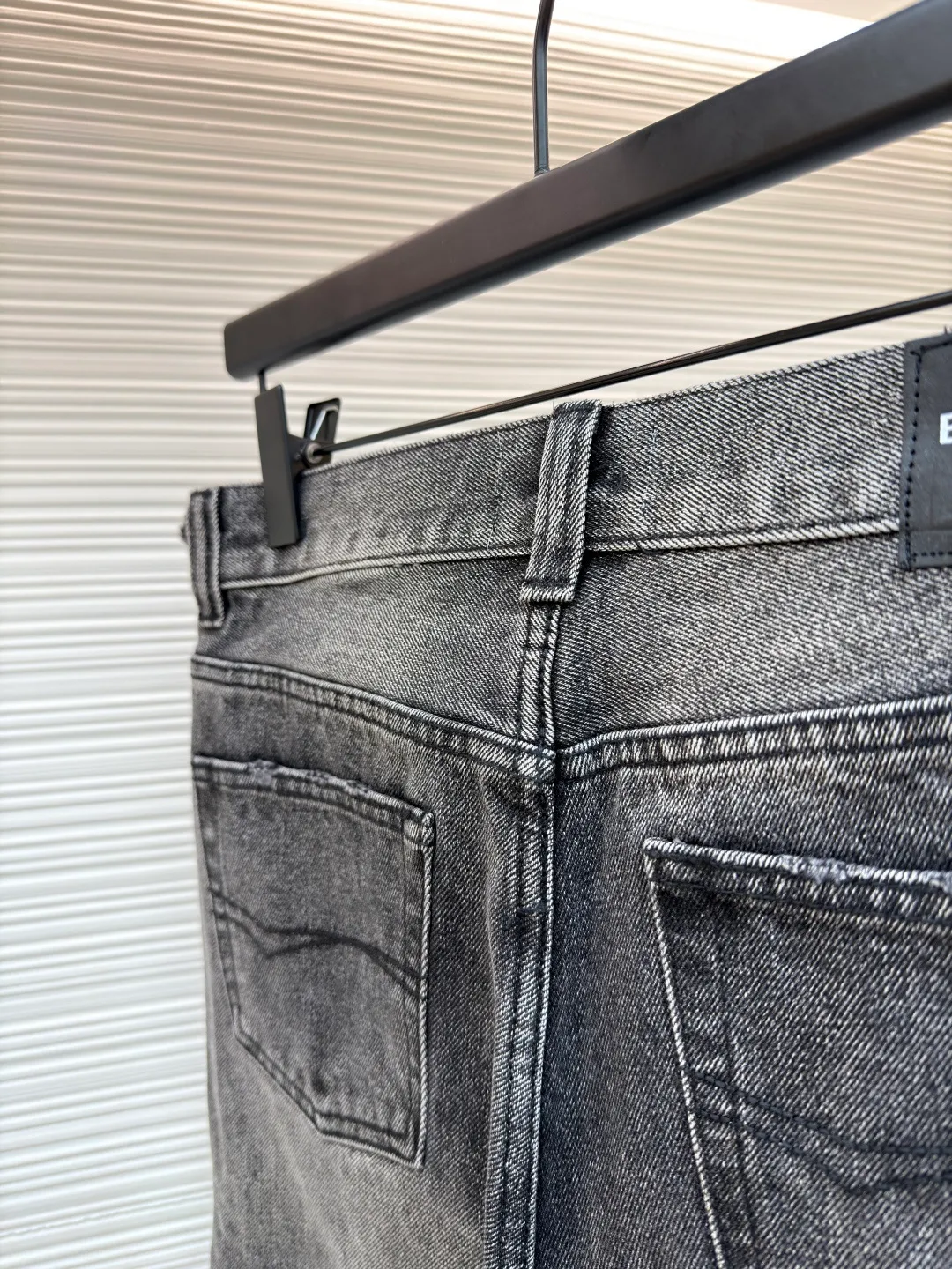 Balenciaga Flare Distressed Distressed Jeans ●Original: Purchased and developed for 5999 ●Item No.: 1681429-A75 ●Material: Denim ●Technology: Distressed Production ●Color: Gray ●Version: Loose Fit ●Weight: About 850g ●Size: Heavy-duty washed, distressed, damaged and frayed, flared straight jeans. The vertical washed lines on the trouser legs are very rare. The ruined design on the back of the trouser legs has a full street feel. The details are well processed. The logo patch made of leather at the waist. The yoke dividing line on the back is at an appropriate angle to lift the hips and show the effect of lengthening the legs. The surface of the back patch pocket is connected with a Tajima embroidery machine. It is knitted with the same color line to outline the pattern design and the visual feel is more three-dimensional. The same style for men and women!