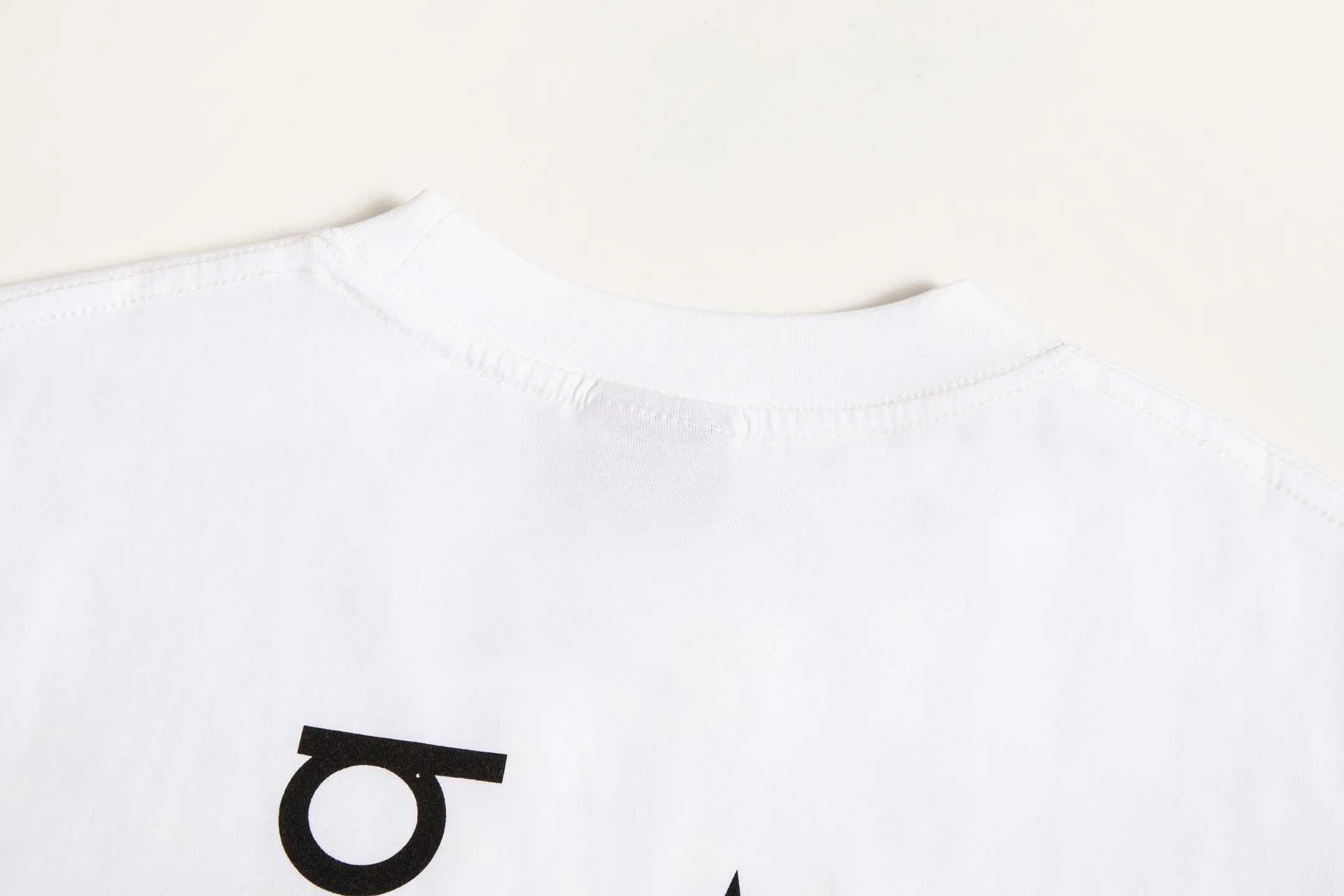 🅿️170 9187# Detailed picture Top version [[BALENCIA*GA] official website quality Paris new ski series 3M artistic letter LOGO printed short-sleeved T-shirt OS version loose dropped shoulders Unisex style Fabric: 260 grams 100% cotton double yarn Technology: front and rear panels left and right sleeve printing Garment wash spray painting worn distressed shaping solid color Color: black white Red (red has different craftsmanship and different prices) Size: XS S M L