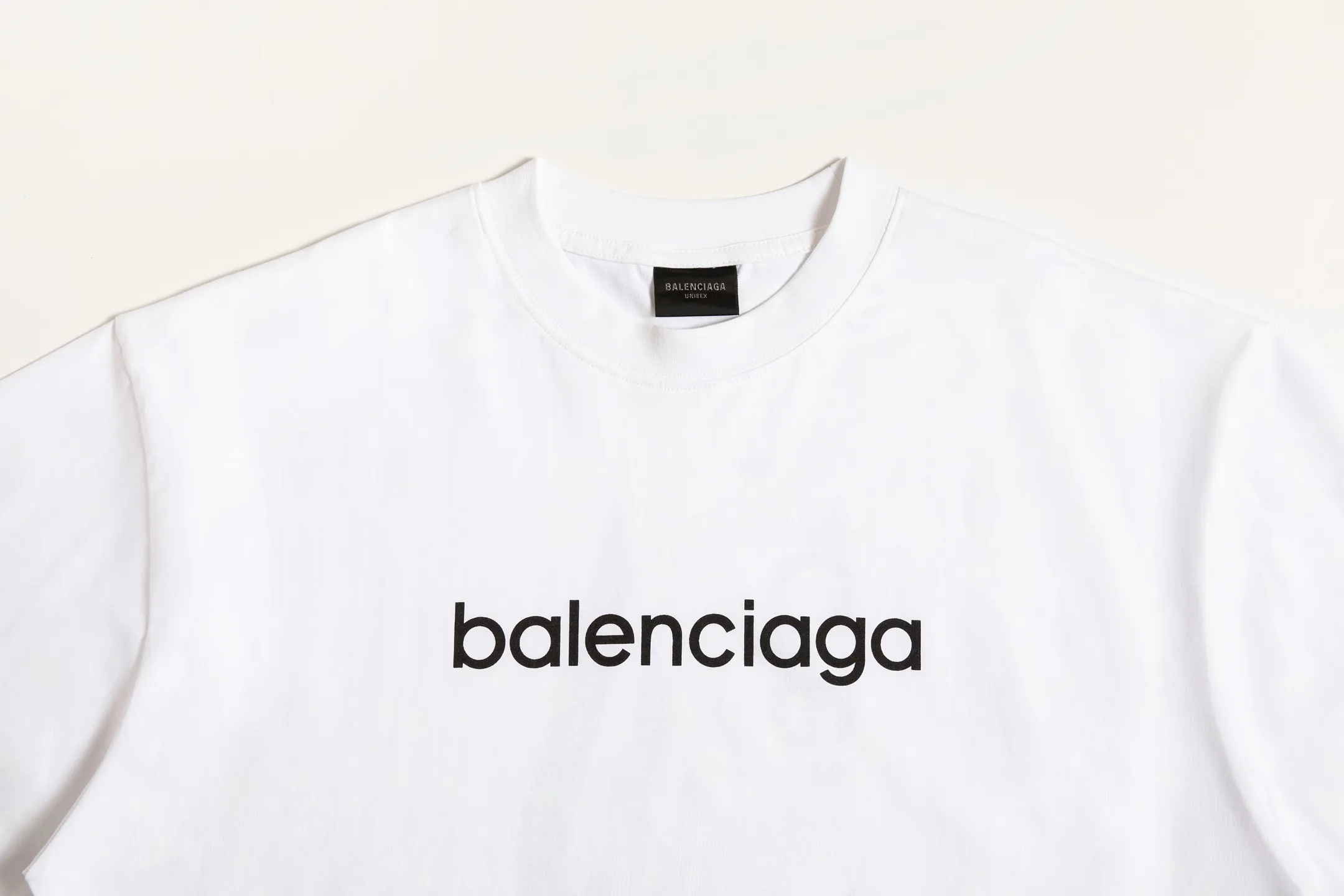 🅿️170 9187# Detailed picture Top version [[BALENCIA*GA] official website quality Paris new ski series 3M artistic letter LOGO printed short-sleeved T-shirt OS version loose dropped shoulders Unisex style Fabric: 260 grams 100% cotton double yarn Technology: front and rear panels left and right sleeve printing Garment wash spray painting worn distressed shaping solid color Color: black white Red (red has different craftsmanship and different prices) Size: XS S M L