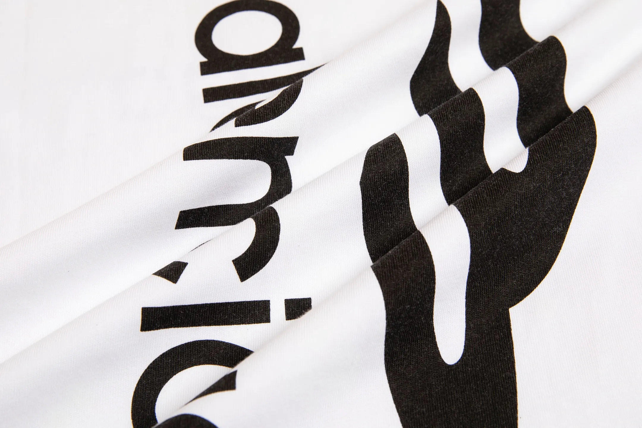 🅿️170 9187# Detailed picture Top version [[BALENCIA*GA] official website quality Paris new ski series 3M artistic letter LOGO printed short-sleeved T-shirt OS version loose dropped shoulders Unisex style Fabric: 260 grams 100% cotton double yarn Technology: front and rear panels left and right sleeve printing Garment wash spray painting worn distressed shaping solid color Color: black white Red (red has different craftsmanship and different prices) Size: XS S M L