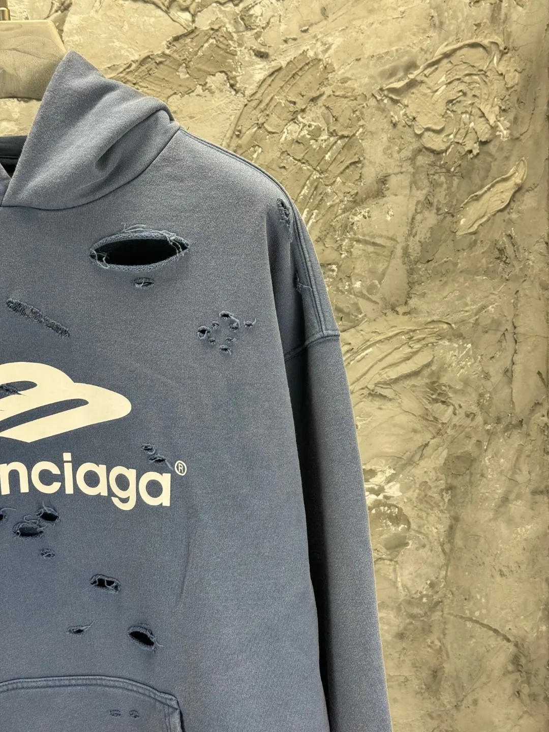 🅿️400 - BALENCI*GA Paris' latest 3M classic LOGO printed hooded long-sleeved sweatshirt on the chest. The front printing is made of imported environmentally friendly offset printing. The master manually positions and polishes the points by hand. The effect is three-dimensional. Exclusively pattern-matched, woven and dyed 460g fabric. Threads are dyed in the same vat with zero color difference. Brick cabinet synchronization. Welcome to compare. Same style for men and women -Color: washed black washed blue -SIZE: Xs S M L style number 8958#