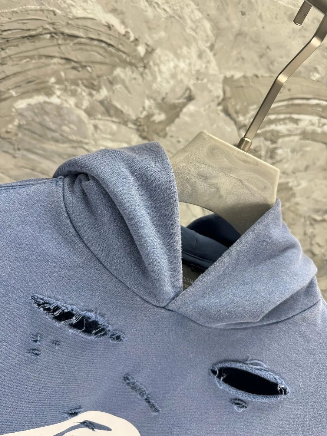 🅿️400 - BALENCI*GA Paris' latest 3M classic LOGO printed hooded long-sleeved sweatshirt on the chest. The front printing is made of imported environmentally friendly offset printing. The master manually positions and polishes the points by hand. The effect is three-dimensional. Exclusively pattern-matched, woven and dyed 460g fabric. Threads are dyed in the same vat with zero color difference. Brick cabinet synchronization. Welcome to compare. Same style for men and women -Color: washed black washed blue -SIZE: Xs S M L style number 8958#