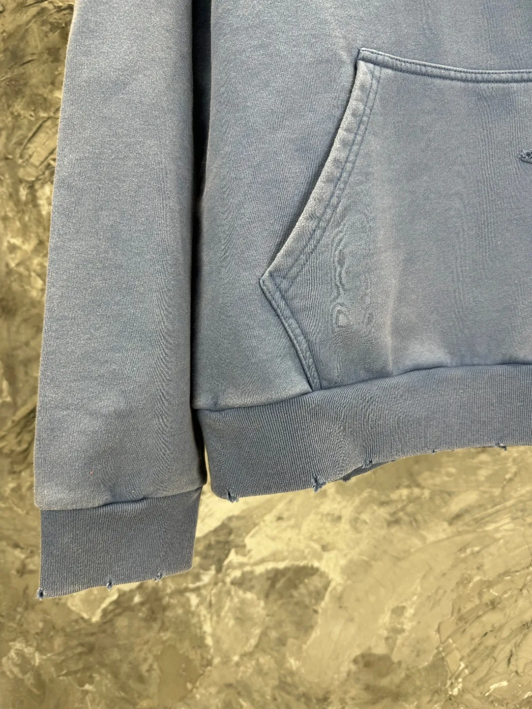 🅿️400 - BALENCI*GA Paris' latest 3M classic LOGO printed hooded long-sleeved sweatshirt on the chest. The front printing is made of imported environmentally friendly offset printing. The master manually positions and polishes the points by hand. The effect is three-dimensional. Exclusively pattern-matched, woven and dyed 460g fabric. Threads are dyed in the same vat with zero color difference. Brick cabinet synchronization. Welcome to compare. Same style for men and women -Color: washed black washed blue -SIZE: Xs S M L style number 8958#