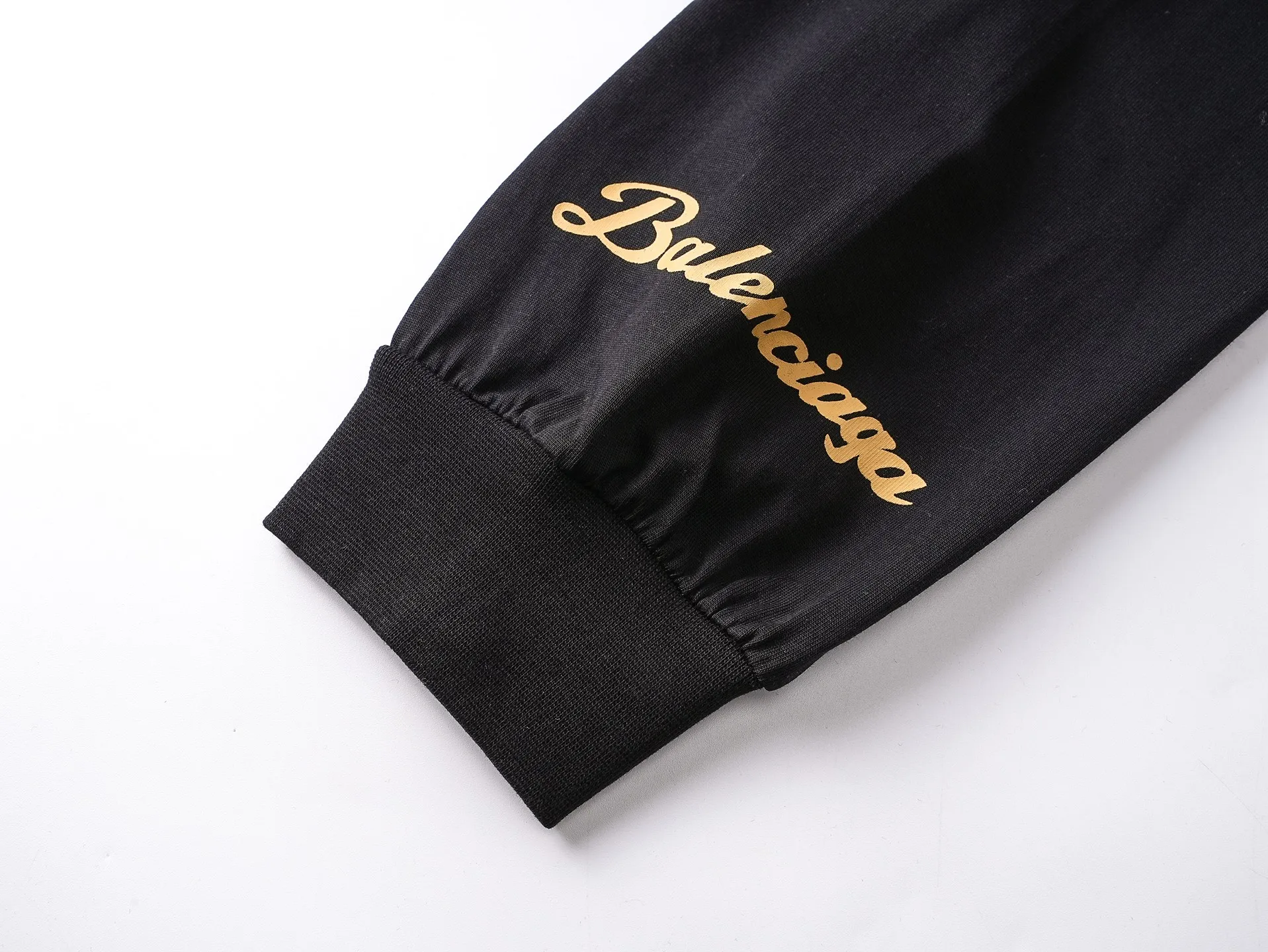 🅿️280 BALENCI*GA Paris co-branded Lamborghini Lamborghini front and back long-sleeved T-shirt with direct-injection printing on the left and right sleeves. The printing is done by computer direct-injection. The letters are clear and the effect is three-dimensional. Exclusively woven and dyed 280g fabric. Threads are dyed in the same cylinder with zero color difference. The version adopts OS loose off-shoulder version. Welcome to compare. Same style for men and women -Color: white gray black -SIZE: Xs S M L Style number 8537#