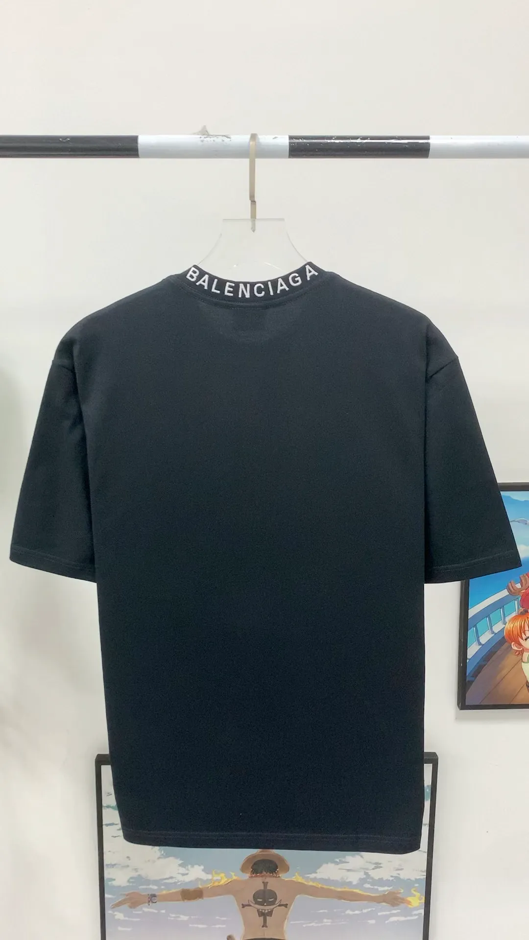 Real shot video on the back————The top tested version Balenciaga Paris 23ss spring and summer new style 520 love printed embroidered logo short-sleeved T-shirts for male and female couples stars, the appearance of the single product is undoubtedly outstanding, and it will definitely attract attention when worn with couples! Fashionable, relaxed and stylish, the atmosphere is instantly full~ It is made of 100% pure cotton fabric, which is soft and comfortable, has a delicate and waxy touch, and is very comfortable on the upper body! The simple and fashionable round neck design is simple and extraordinary, and it is very eye-catching. The stitching is very smooth and delicate, with a certain degree of looseness. It is strong, stylish, washable, durable and will not deform easily after long-term wear!  An item with obvious high street style, loose fit and cutting design, the upper body is very durable. This kind of short sleeves can definitely add a lot of color to your outfit, and also provide you with more charm and temptation in your daily life ~ P: 270 Color: Black White