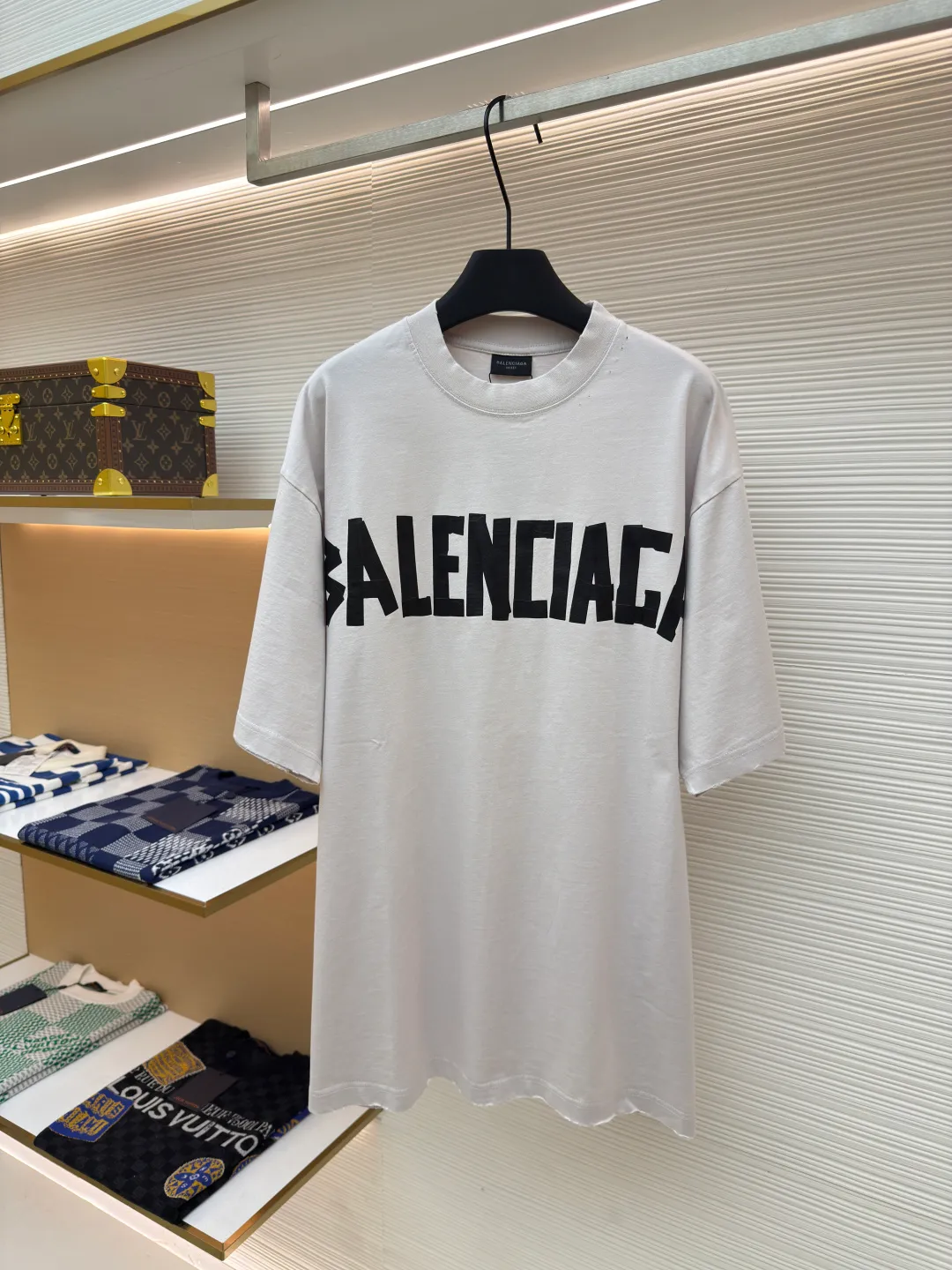 Balenciaga Masking Tape Short Sleeves ●Authentic product: Purchased and developed by 4479 ●Item No.: 1680271-A35 ●Fabric: Ribbed process ●Technology: Washed and brushed ●Version: Fitted version ●Weight: about 370 grams ●Size: 1-2-3-4 ●Description: The sleeves and hem are worn with a frayed effect. The lining is clean. No ends. No excess edges. The shoulders are frayed and the stitching is straight. Three-needle and five-thread craftsmanship. The shoulders are lined with taping. The fabric is made of distressed washed and brushed technology. The collar is designed with frayed holes. The ribbed fabric is custom-woven and dyed. The color is consistent and there is no color difference. Masking tape letters are used on the chest. The overall process of heavy craftsmanship. The washed fabric is comfortable and soft. The effect is worn and washed. The letters on the back are manually counter-positioned and shaped with a hot plate for glue printing. The overall wiring is straight and delicate, the fabric is comfortable and soft, and the color is consistent without color difference. It can be matched with the same style to create a fashionable look and control various occasions. Customized accessories, complete with three standards, same style for men and women!