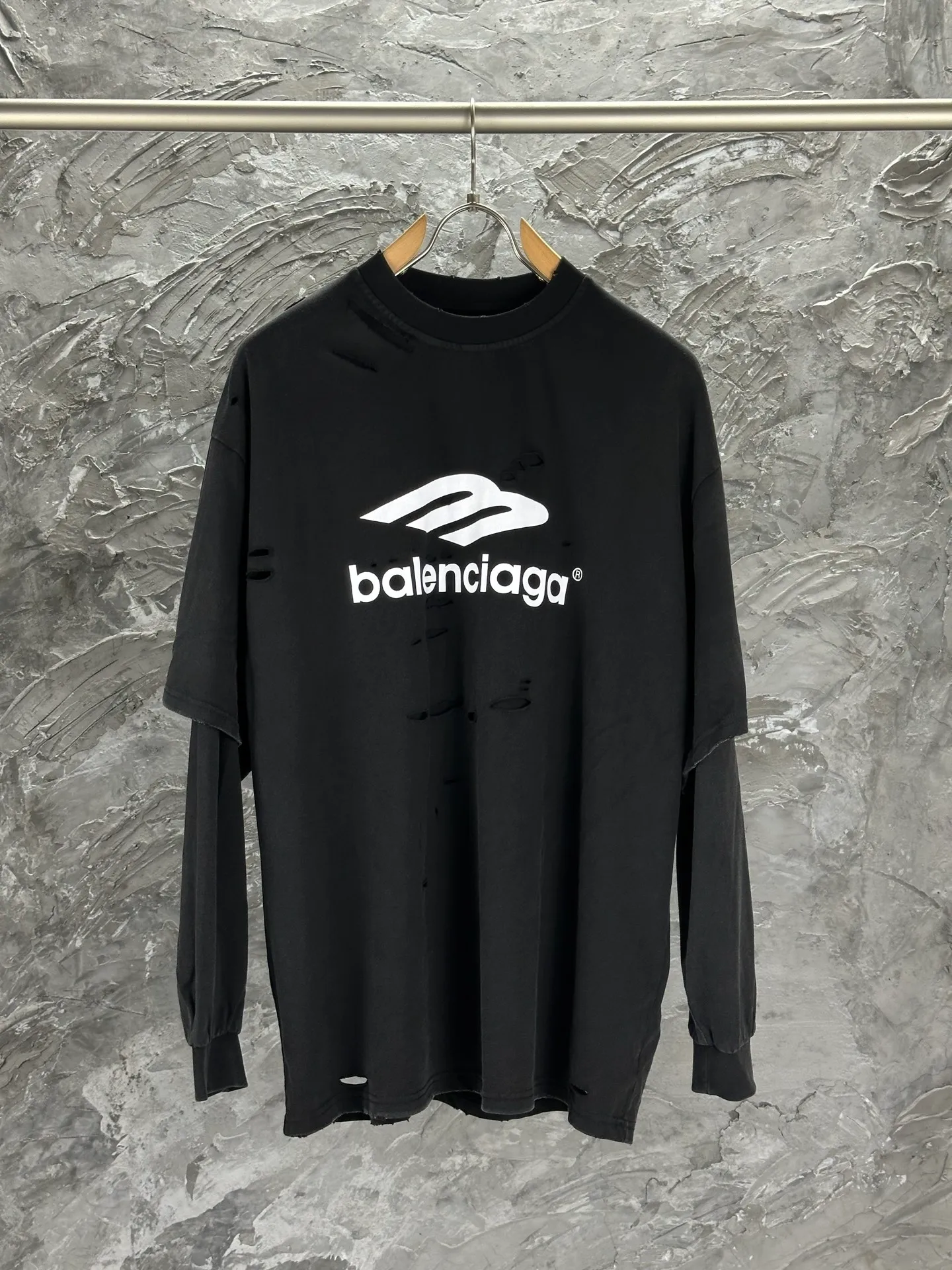 🅿️320 - BALENCI*GA 25 Paris 3M classic LOGO worn fake two-piece long-sleeved T-shirt. The printing is made of environmentally friendly imported materials. Ready-made clothes are washed. Manual master positioning and worn. Overweight craftsmanship. The letters are clear. The effect is three-dimensional. Exclusively pattern-woven and dyed 280g fabric. Threads are dyed in the same cylinder with zero color difference. The version adopts OS loose shoulder design. Welcome to compare. Same style for men and women -Color: washed black -SIZE: Xs S M L style number 8637