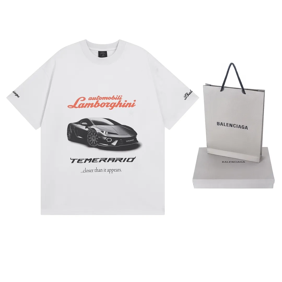 🅿️190 real photos [Top version. Official website quality] BALENCI*GA/Paris co-branded Lamborghini Lamborghini front and back left and right sleeves direct-injection printed short-sleeved T-shirt # SS25 latest model. Research and development at the first time, different market currencies. Comparisons welcome. The fabric is made of Paris ZP custom-woven and dyed cotton double yarn. Weighing 260 grams, the cloth surface is clean. The cloth pattern is clear, soft and comfortable. The threads are dyed with no color difference. Printing adopts computer direct printing. The pattern letters are clear, three-dimensional and without burrs. Jubie market produces pictures based on pictures. Welcome to compare. The version adopts OS loose shoulder design. Same style for men and women. Code: BL253630 Color: white gray, black, apricot Size: XS S M L