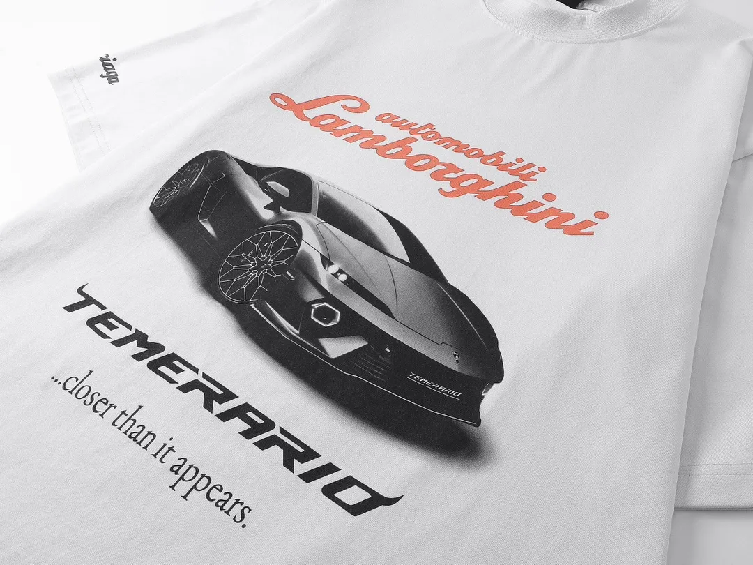 🅿️190 real photos [Top version. Official website quality] BALENCI*GA/Paris co-branded Lamborghini Lamborghini front and back left and right sleeves direct-injection printed short-sleeved T-shirt # SS25 latest model. Research and development at the first time, different market currencies. Comparisons welcome. The fabric is made of Paris ZP custom-woven and dyed cotton double yarn. Weighing 260 grams, the cloth surface is clean. The cloth pattern is clear, soft and comfortable. The threads are dyed with no color difference. Printing adopts computer direct printing. The pattern letters are clear, three-dimensional and without burrs. Jubie market produces pictures based on pictures. Welcome to compare. The version adopts OS loose shoulder design. Same style for men and women. Code: BL253630 Color: white gray, black, apricot Size: XS S M L