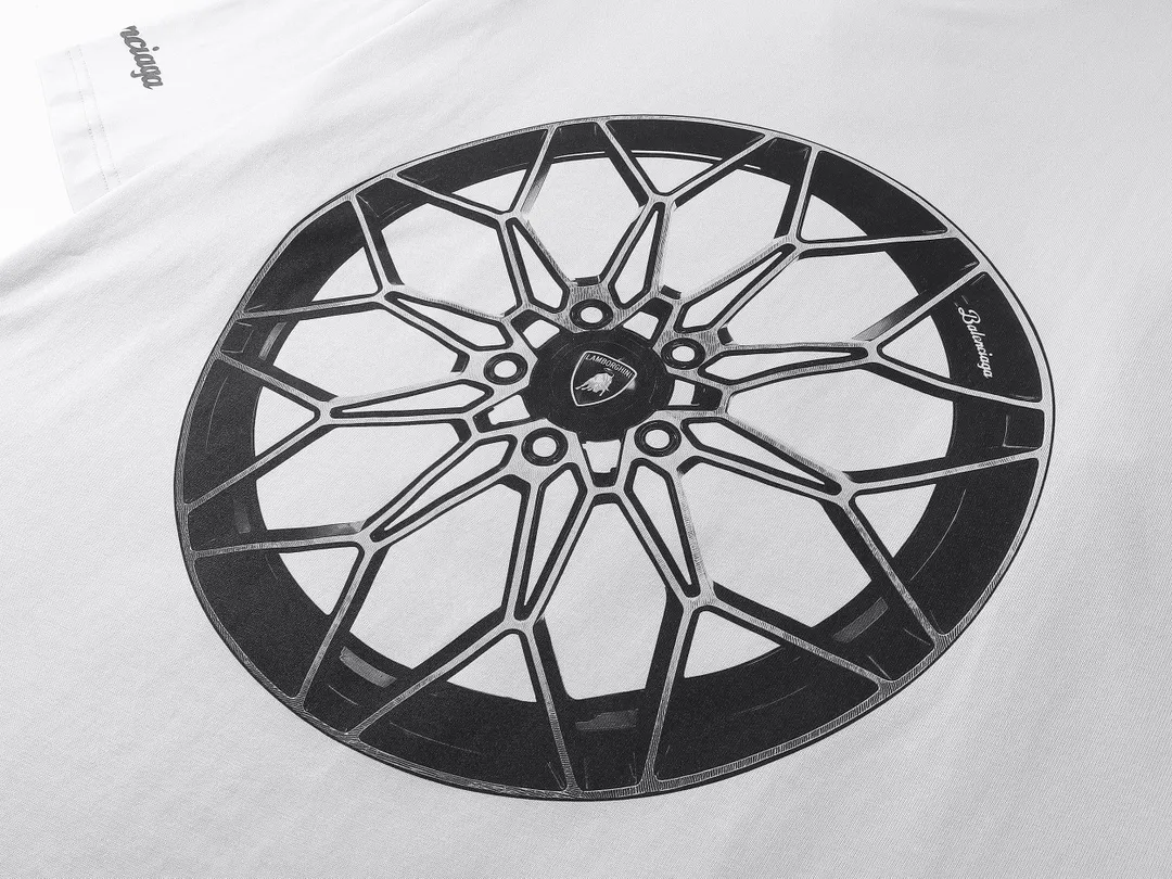 🅿️190 real photos [Top version. Official website quality] BALENCI*GA/Paris co-branded Lamborghini Lamborghini front and back left and right sleeves direct-injection printed short-sleeved T-shirt # SS25 latest model. Research and development at the first time, different market currencies. Comparisons welcome. The fabric is made of Paris ZP custom-woven and dyed cotton double yarn. Weighing 260 grams, the cloth surface is clean. The cloth pattern is clear, soft and comfortable. The threads are dyed with no color difference. Printing adopts computer direct printing. The pattern letters are clear, three-dimensional and without burrs. Jubie market produces pictures based on pictures. Welcome to compare. The version adopts OS loose shoulder design. Same style for men and women. Code: BL253630 Color: white gray, black, apricot Size: XS S M L