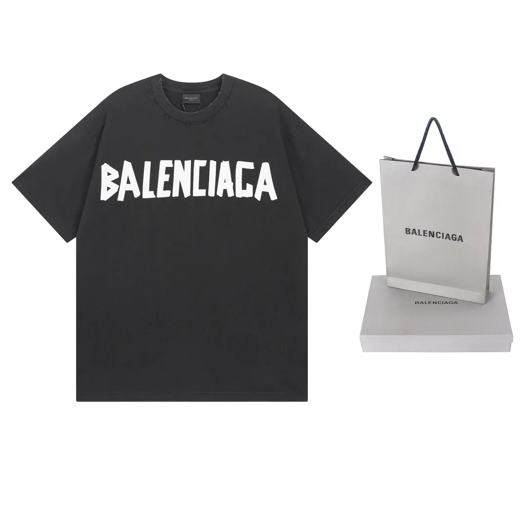 🅿️194 Actual pictures [Top version. Official website quality] BALENCI*GA/Paris. 25ss latest classic tape printing style. Ready-made clothes washed and worn short-sleeved T-shirt. Brick cabinet synchronization. The fabric is made of Paris ZP custom-woven and dyed 100% cotton double yarn compact cotton. The weight is 260 grams, the cloth surface is clean. The cloth pattern is clear, soft and comfortable, and the thread is dyed with no color difference. The classic pattern is printed using environmentally friendly imported materials. The letters are clear and the effect is three-dimensional. Restored brick cabinet. The garments were washed and aged, and polished by many hands. Produced by ultra-heavy craftsmanship, the market currency is very different, welcome to compare. The version adopts OS loose shoulder design. The same style for men and women. Code: BL253632 Color: Washed black, lime green Size: XS, S, M, L