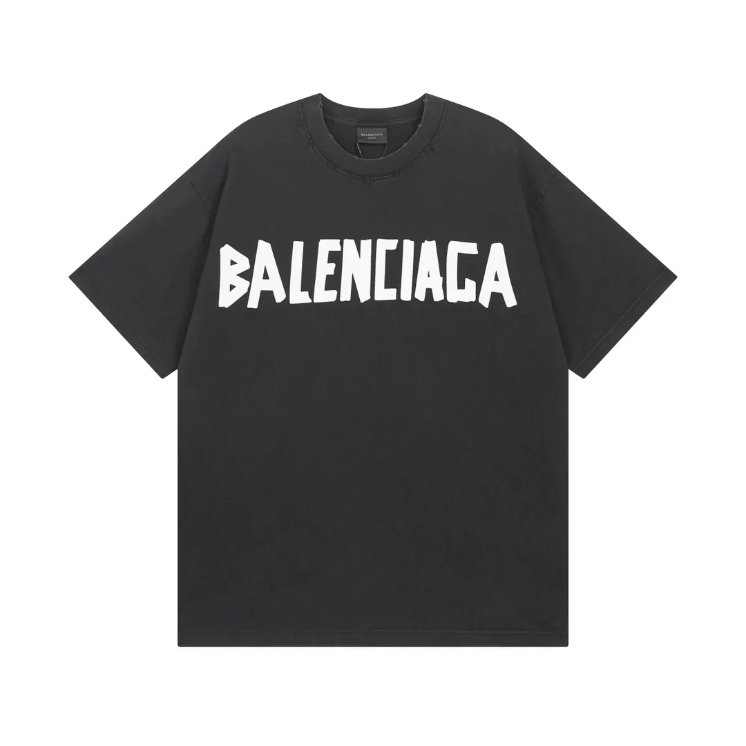 🅿️194 Actual pictures [Top version. Official website quality] BALENCI*GA/Paris. 25ss latest classic tape printing style. Ready-made clothes washed and worn short-sleeved T-shirt. Brick cabinet synchronization. The fabric is made of Paris ZP custom-woven and dyed 100% cotton double yarn compact cotton. The weight is 260 grams, the cloth surface is clean. The cloth pattern is clear, soft and comfortable, and the thread is dyed with no color difference. The classic pattern is printed using environmentally friendly imported materials. The letters are clear and the effect is three-dimensional. Restored brick cabinet. The garments were washed and aged, and polished by many hands. Produced by ultra-heavy craftsmanship, the market currency is very different, welcome to compare. The version adopts OS loose shoulder design. The same style for men and women. Code: BL253632 Color: Washed black, lime green Size: XS, S, M, L