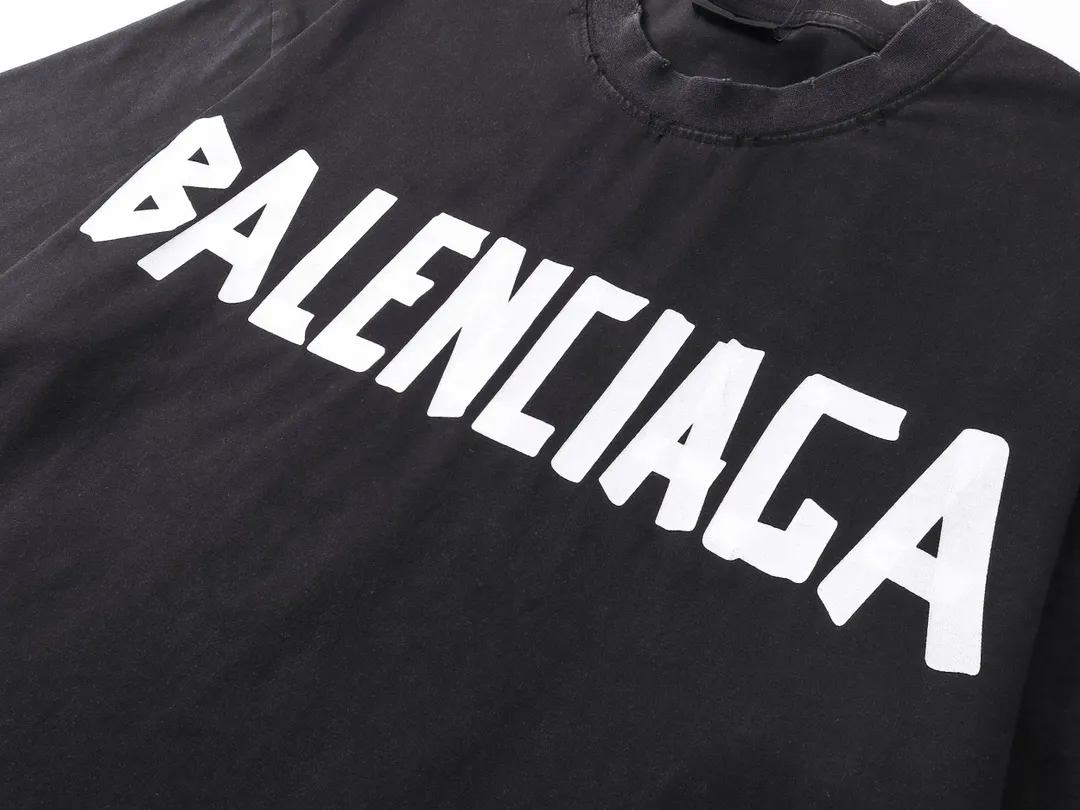 🅿️194 Actual pictures [Top version. Official website quality] BALENCI*GA/Paris. 25ss latest classic tape printing style. Ready-made clothes washed and worn short-sleeved T-shirt. Brick cabinet synchronization. The fabric is made of Paris ZP custom-woven and dyed 100% cotton double yarn compact cotton. The weight is 260 grams, the cloth surface is clean. The cloth pattern is clear, soft and comfortable, and the thread is dyed with no color difference. The classic pattern is printed using environmentally friendly imported materials. The letters are clear and the effect is three-dimensional. Restored brick cabinet. The garments were washed and aged, and polished by many hands. Produced by ultra-heavy craftsmanship, the market currency is very different, welcome to compare. The version adopts OS loose shoulder design. The same style for men and women. Code: BL253632 Color: Washed black, lime green Size: XS, S, M, L