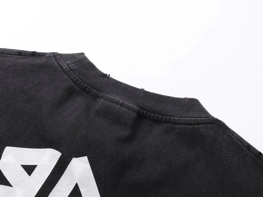 🅿️194 Actual pictures [Top version. Official website quality] BALENCI*GA/Paris. 25ss latest classic tape printing style. Ready-made clothes washed and worn short-sleeved T-shirt. Brick cabinet synchronization. The fabric is made of Paris ZP custom-woven and dyed 100% cotton double yarn compact cotton. The weight is 260 grams, the cloth surface is clean. The cloth pattern is clear, soft and comfortable, and the thread is dyed with no color difference. The classic pattern is printed using environmentally friendly imported materials. The letters are clear and the effect is three-dimensional. Restored brick cabinet. The garments were washed and aged, and polished by many hands. Produced by ultra-heavy craftsmanship, the market currency is very different, welcome to compare. The version adopts OS loose shoulder design. The same style for men and women. Code: BL253632 Color: Washed black, lime green Size: XS, S, M, L