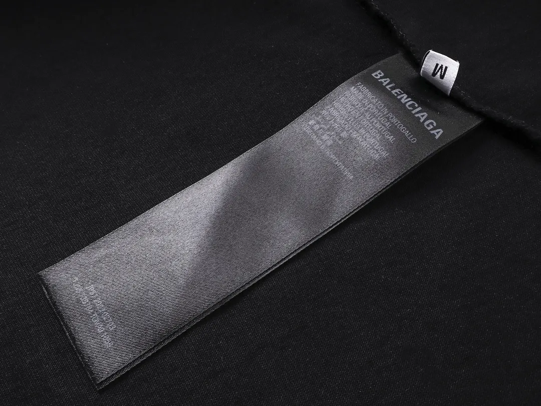 🅿️194 Actual pictures [Top version. Official website quality] BALENCI*GA/Paris. 25ss latest classic tape printing style. Ready-made clothes washed and worn short-sleeved T-shirt. Brick cabinet synchronization. The fabric is made of Paris ZP custom-woven and dyed 100% cotton double yarn compact cotton. The weight is 260 grams, the cloth surface is clean. The cloth pattern is clear, soft and comfortable, and the thread is dyed with no color difference. The classic pattern is printed using environmentally friendly imported materials. The letters are clear and the effect is three-dimensional. Restored brick cabinet. The garments were washed and aged, and polished by many hands. Produced by ultra-heavy craftsmanship, the market currency is very different, welcome to compare. The version adopts OS loose shoulder design. The same style for men and women. Code: BL253632 Color: Washed black, lime green Size: XS, S, M, L