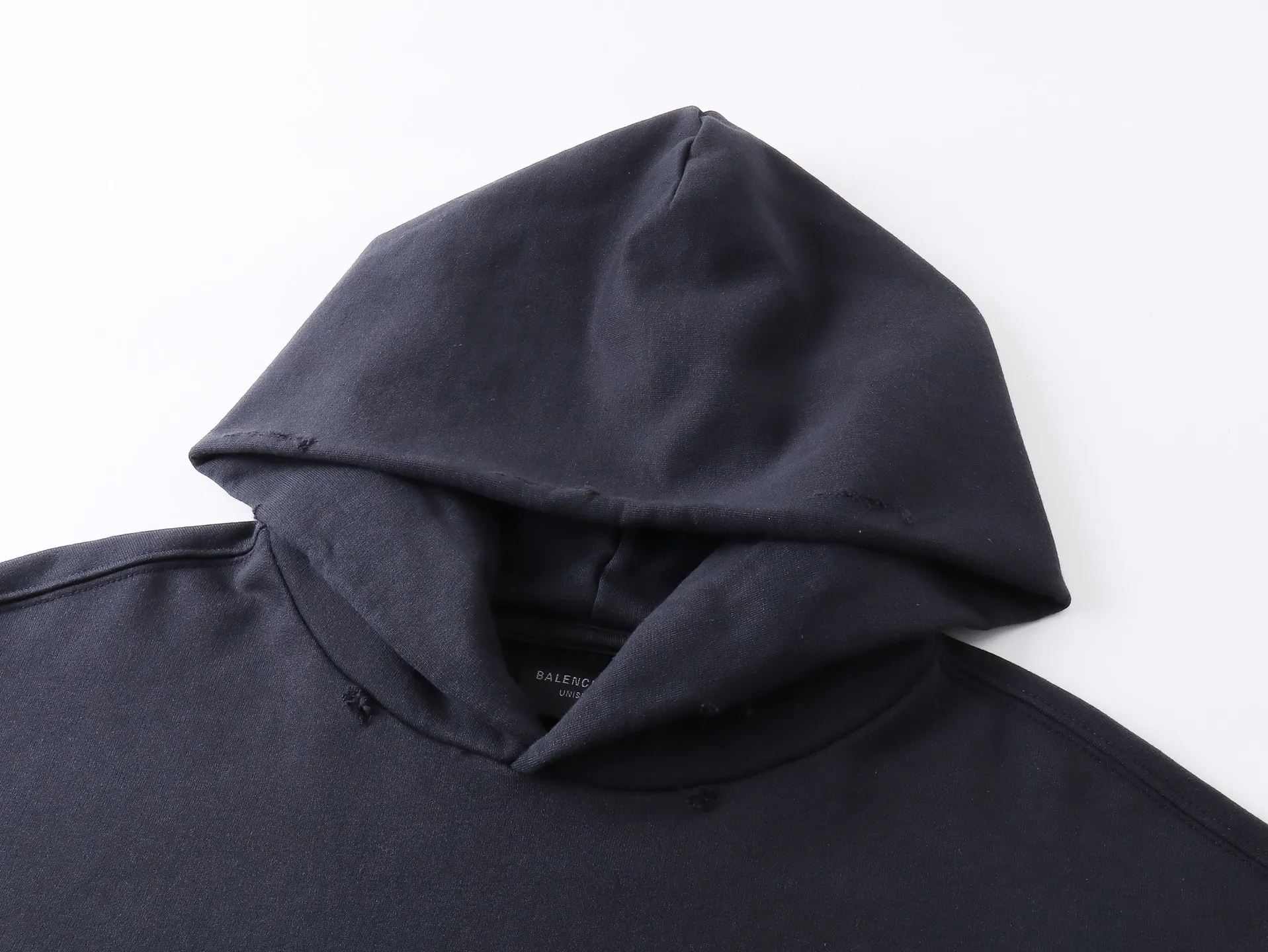 🅿️360 detailed pictures [Top version. Official website quality] BALENCI*GA/Paris BALENCI*GA#25 Paris new model, blurred pattern on the front and back, direct spray of white ink on the front and back, worn and damaged by washing, old hem, hand-polished hooded sweatshirt, brick cabinet synchronization. The worn and worn ZP is the same, welcome to compare. The fabric is made of Paris ZP custom-woven and dyed cotton sweatshirt. The weight is 460 grams. The cloth surface is clean. The cloth pattern is clear. Soft and comfortable. The color fastness is good. It is not easy to change color. The threads are woven and dyed with no color difference. The printing uses white ink computer direct printing, and the garments are washed, worn and worn, and the craftsmanship is extremely heavy. Jubie market makes goods based on pictures. Comparisons welcome. Restore the brick cabinet. The version adopts the OS loose shoulder version. Same style for men and women. Code: BL258963 Color: gray blue Size: XS S M L