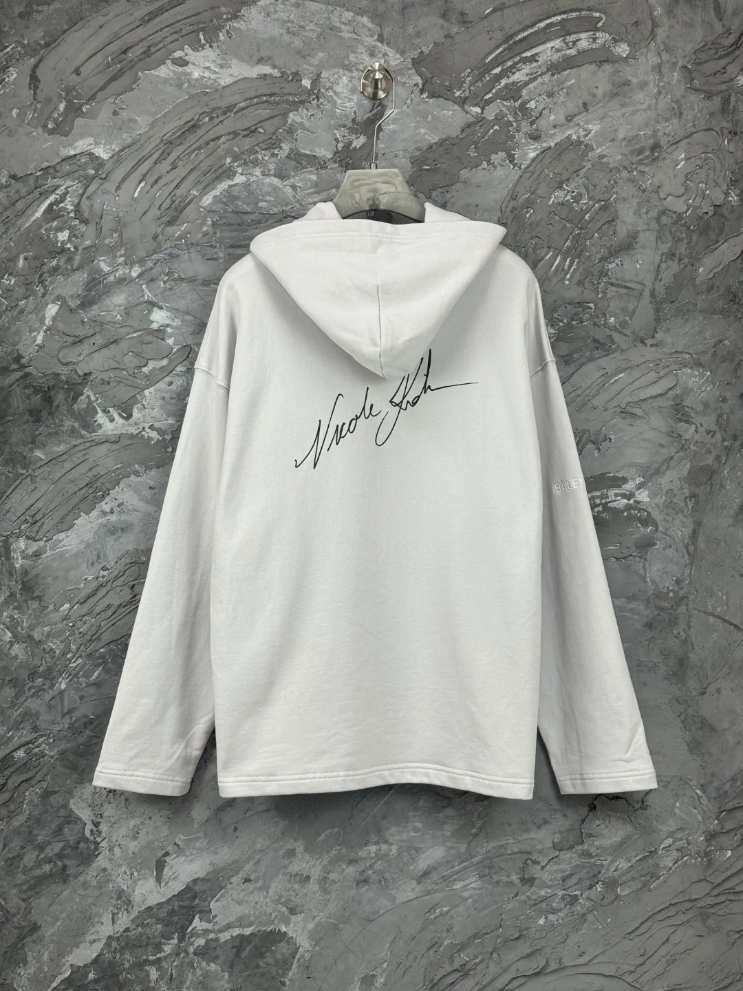 🅿️370 - BALENCI*GA Paris NICOLE artistic hooded sweatshirt. The front and back patterns are made of Conley direct injection. The sleeves are finely embroidered by imported Tajima embroidery machines. Customized matching hardware. Overweight craftsmanship. Clear letters. Three-dimensional effect. Exclusively pattern-woven and dyed 460g fabric. Threads are dyed in the same cylinder with zero color difference. Brick cabinet synchronization. Welcome to compare. Same style for men and women -Color: off-white -SIZE: Xs S M L Style number 8978#