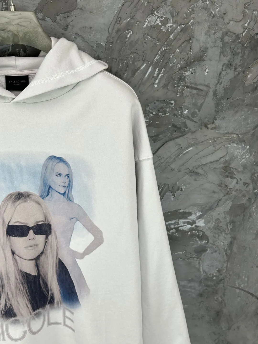 🅿️370 - BALENCI*GA Paris NICOLE artistic hooded sweatshirt. The front and back patterns are made of Conley direct injection. The sleeves are finely embroidered by imported Tajima embroidery machines. Customized matching hardware. Overweight craftsmanship. Clear letters. Three-dimensional effect. Exclusively pattern-woven and dyed 460g fabric. Threads are dyed in the same cylinder with zero color difference. Brick cabinet synchronization. Welcome to compare. Same style for men and women -Color: off-white -SIZE: Xs S M L Style number 8978#