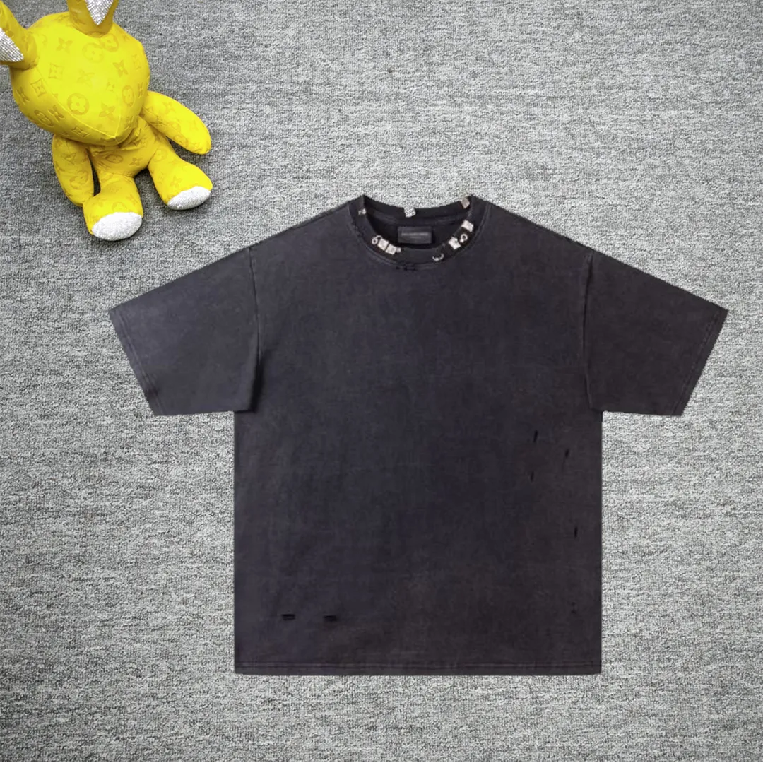 The top tested version of Balengianga Paris 24SS new high-quality hardware mold customization short-sleeved T-shirt This year's popular Paris model is too 🉑️. The front hardware imported hardware is made of ZP material. The 1:1 restoration is moderate to the touch. The hardware is imported hardware accessories. The front #embroidery is imported. Tajima high-density heavy embroidery technology. The font is three-dimensional and full. The garments are gradually dyed, the garments are washed and fried with snowflakes, and they are heavily aged and whitened. Hat, collar, pockets, cuffs, front and rear threads, details of holes are clearly visible. It is made of 32-count double yarn and 260-gram weight fabric. It is super comfortable. It is very comfortable and soft to wear in spring and summer, and you will not feel stuffy. It is very comfortable to wear and absorbs sweat, so it is more suitable to wear. It can be used as a base in spring and can be worn casually on the street. The color is eye-catching👍 The simple version is full of fashion and very comfortable to wear. It is well-designed and refuses to be monotonous and vulgar. It does not make ordinary styles. The modern elements and design sense come to mind, giving the piece of clothing a unique fashion color~ Color: White, washed black, Size: XS S M L P: 280