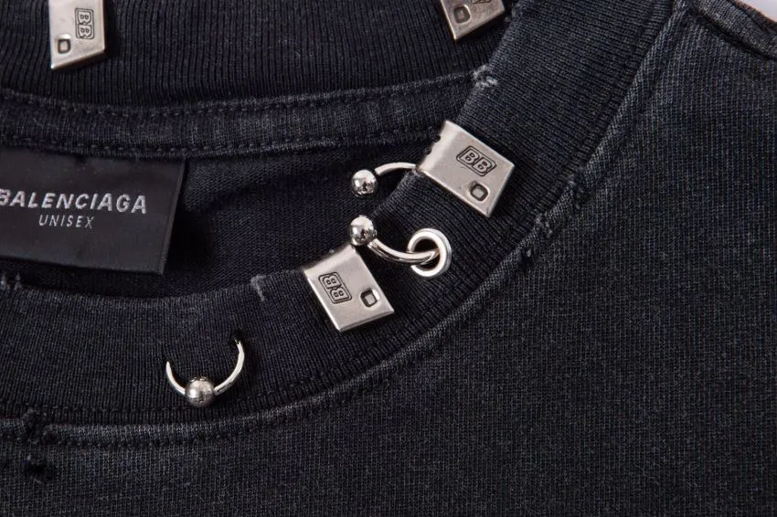 The top tested version of Balengianga Paris 24SS new high-quality hardware mold customization short-sleeved T-shirt This year's popular Paris model is too 🉑️. The front hardware imported hardware is made of ZP material. The 1:1 restoration is moderate to the touch. The hardware is imported hardware accessories. The front #embroidery is imported. Tajima high-density heavy embroidery technology. The font is three-dimensional and full. The garments are gradually dyed, the garments are washed and fried with snowflakes, and they are heavily aged and whitened. Hat, collar, pockets, cuffs, front and rear threads, details of holes are clearly visible. It is made of 32-count double yarn and 260-gram weight fabric. It is super comfortable. It is very comfortable and soft to wear in spring and summer, and you will not feel stuffy. It is very comfortable to wear and absorbs sweat, so it is more suitable to wear. It can be used as a base in spring and can be worn casually on the street. The color is eye-catching👍 The simple version is full of fashion and very comfortable to wear. It is well-designed and refuses to be monotonous and vulgar. It does not make ordinary styles. The modern elements and design sense come to mind, giving the piece of clothing a unique fashion color~ Color: White, washed black, Size: XS S M L P: 280