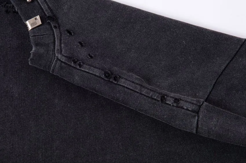 The top tested version of Balengianga Paris 24SS new high-quality hardware mold customization short-sleeved T-shirt This year's popular Paris model is too 🉑️. The front hardware imported hardware is made of ZP material. The 1:1 restoration is moderate to the touch. The hardware is imported hardware accessories. The front #embroidery is imported. Tajima high-density heavy embroidery technology. The font is three-dimensional and full. The garments are gradually dyed, the garments are washed and fried with snowflakes, and they are heavily aged and whitened. Hat, collar, pockets, cuffs, front and rear threads, details of holes are clearly visible. It is made of 32-count double yarn and 260-gram weight fabric. It is super comfortable. It is very comfortable and soft to wear in spring and summer, and you will not feel stuffy. It is very comfortable to wear and absorbs sweat, so it is more suitable to wear. It can be used as a base in spring and can be worn casually on the street. The color is eye-catching👍 The simple version is full of fashion and very comfortable to wear. It is well-designed and refuses to be monotonous and vulgar. It does not make ordinary styles. The modern elements and design sense come to mind, giving the piece of clothing a unique fashion color~ Color: White, washed black, Size: XS S M L P: 280