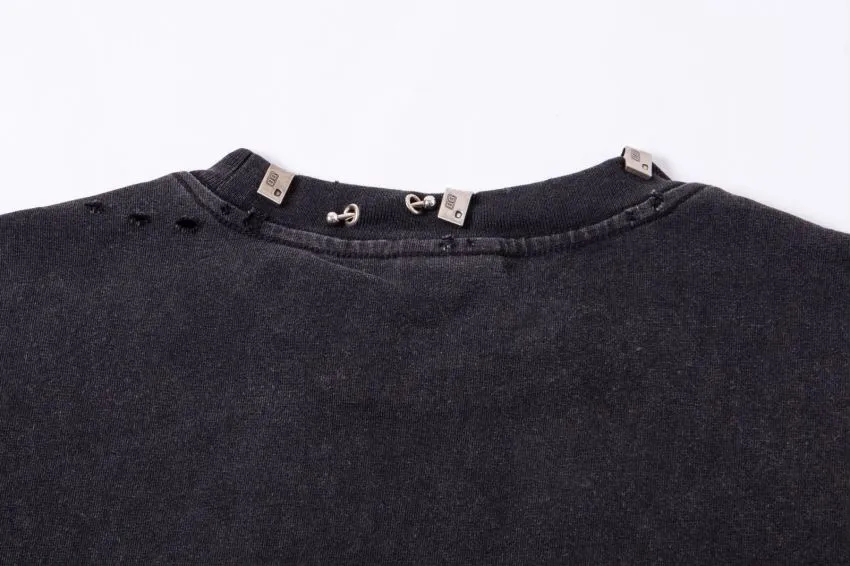 The top tested version of Balengianga Paris 24SS new high-quality hardware mold customization short-sleeved T-shirt This year's popular Paris model is too 🉑️. The front hardware imported hardware is made of ZP material. The 1:1 restoration is moderate to the touch. The hardware is imported hardware accessories. The front #embroidery is imported. Tajima high-density heavy embroidery technology. The font is three-dimensional and full. The garments are gradually dyed, the garments are washed and fried with snowflakes, and they are heavily aged and whitened. Hat, collar, pockets, cuffs, front and rear threads, details of holes are clearly visible. It is made of 32-count double yarn and 260-gram weight fabric. It is super comfortable. It is very comfortable and soft to wear in spring and summer, and you will not feel stuffy. It is very comfortable to wear and absorbs sweat, so it is more suitable to wear. It can be used as a base in spring and can be worn casually on the street. The color is eye-catching👍 The simple version is full of fashion and very comfortable to wear. It is well-designed and refuses to be monotonous and vulgar. It does not make ordinary styles. The modern elements and design sense come to mind, giving the piece of clothing a unique fashion color~ Color: White, washed black, Size: XS S M L P: 280