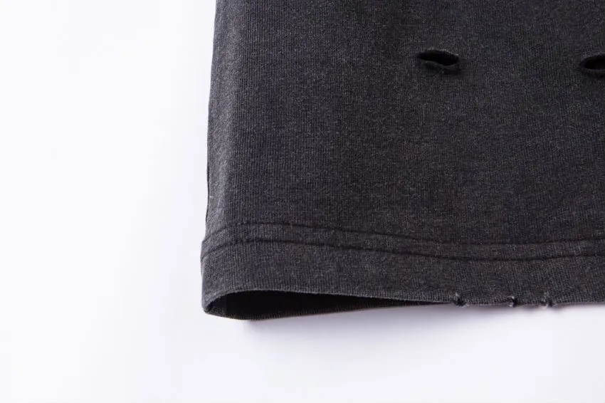 The top tested version of Balengianga Paris 24SS new high-quality hardware mold customization short-sleeved T-shirt This year's popular Paris model is too 🉑️. The front hardware imported hardware is made of ZP material. The 1:1 restoration is moderate to the touch. The hardware is imported hardware accessories. The front #embroidery is imported. Tajima high-density heavy embroidery technology. The font is three-dimensional and full. The garments are gradually dyed, the garments are washed and fried with snowflakes, and they are heavily aged and whitened. Hat, collar, pockets, cuffs, front and rear threads, details of holes are clearly visible. It is made of 32-count double yarn and 260-gram weight fabric. It is super comfortable. It is very comfortable and soft to wear in spring and summer, and you will not feel stuffy. It is very comfortable to wear and absorbs sweat, so it is more suitable to wear. It can be used as a base in spring and can be worn casually on the street. The color is eye-catching👍 The simple version is full of fashion and very comfortable to wear. It is well-designed and refuses to be monotonous and vulgar. It does not make ordinary styles. The modern elements and design sense come to mind, giving the piece of clothing a unique fashion color~ Color: White, washed black, Size: XS S M L P: 280