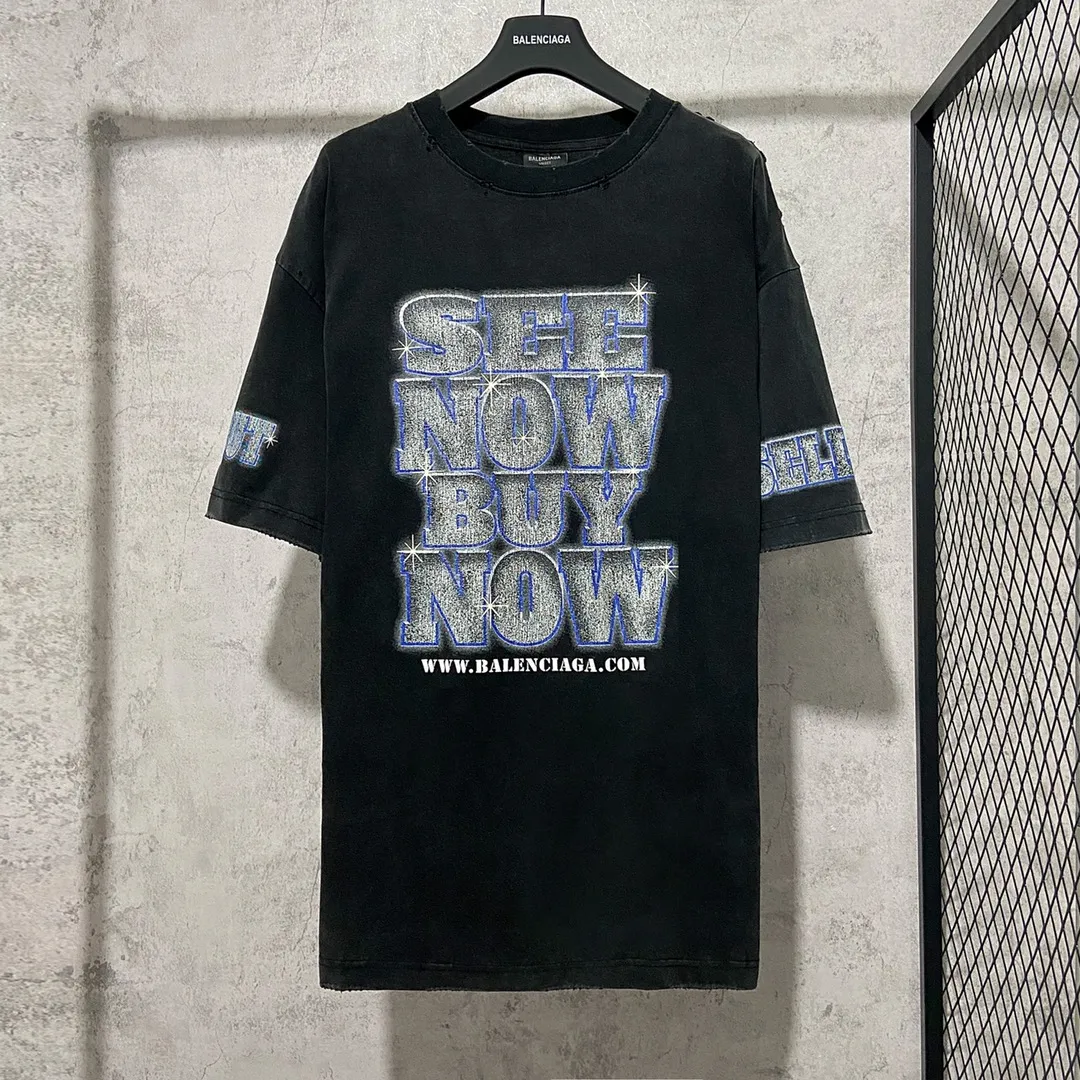 🅿️180 9126# Actual photo top version [[BALENCIA*GA] official website quality Paris new co-branded SEENOWBUYNOW diamond short-sleeved T-shirt OS version loose dropped shoulders Uniform style for men and women Fabric: 260g 100% cotton double yarn Process: front and rear left and right sleeve printing Garment washed, worn, distressed, fixed color Color: washed black, washed blue, white Size: XS S M L