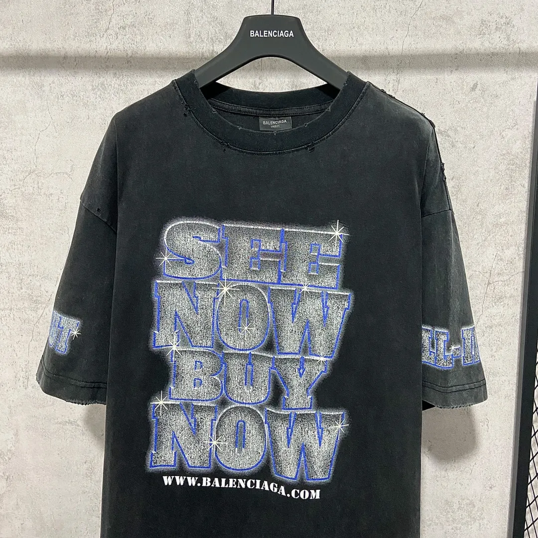 🅿️180 9126# Actual photo top version [[BALENCIA*GA] official website quality Paris new co-branded SEENOWBUYNOW diamond short-sleeved T-shirt OS version loose dropped shoulders Uniform style for men and women Fabric: 260g 100% cotton double yarn Process: front and rear left and right sleeve printing Garment washed, worn, distressed, fixed color Color: washed black, washed blue, white Size: XS S M L