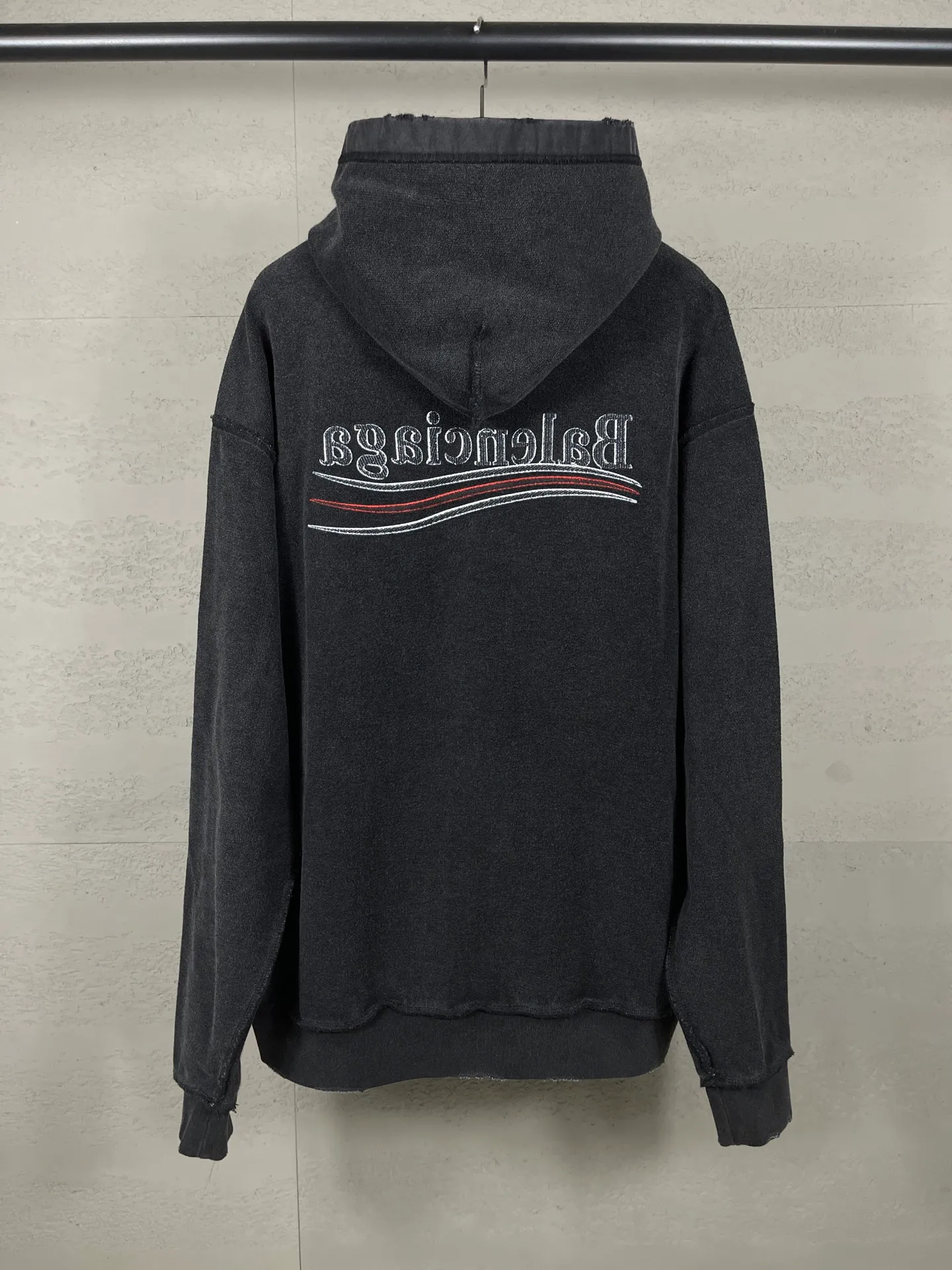 🅿️370 real photos [Top version. Official website quality] BALENCI*GA/Paris #2025 new style classic Coke wave spray LOGO embroidery on the reverse, washed, worn and worn hooded sweatshirt. The ready-made garments are stitched on the reverse side and washed, with a full sense of design. Comparisons are welcome. The fabric is made of Paris ZP custom-woven and dyed cotton sweatshirts. Weighing 460 grams, the cloth surface is clean. The cloth pattern is clear, soft and comfortable. The threads are dyed with no color difference. The classic letter LOGO is embroidered on the reverse using an imported Tajima embroidery machine. The effect is three-dimensional. Restore brick cabinet, adopt OS loose shoulder style. Same style for men and women. Code: BL259916 Color: washed black, size: XS S M L