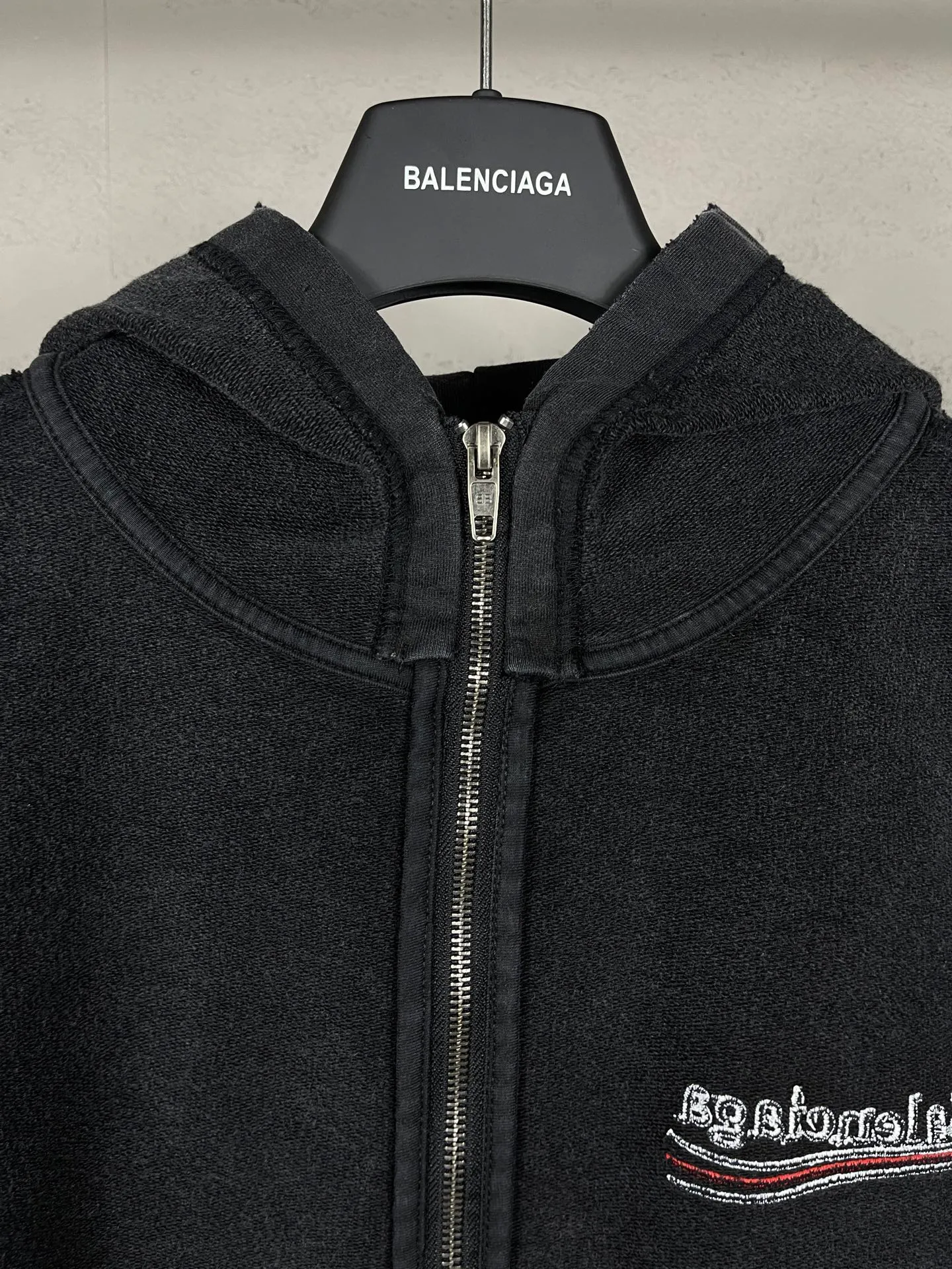 🅿️370 real photos [Top version. Official website quality] BALENCI*GA/Paris #2025 new style classic Coke wave spray LOGO embroidery on the reverse, washed, worn and worn hooded sweatshirt. The ready-made garments are stitched on the reverse side and washed, with a full sense of design. Comparisons are welcome. The fabric is made of Paris ZP custom-woven and dyed cotton sweatshirts. Weighing 460 grams, the cloth surface is clean. The cloth pattern is clear, soft and comfortable. The threads are dyed with no color difference. The classic letter LOGO is embroidered on the reverse using an imported Tajima embroidery machine. The effect is three-dimensional. Restore brick cabinet, adopt OS loose shoulder style. Same style for men and women. Code: BL259916 Color: washed black, size: XS S M L