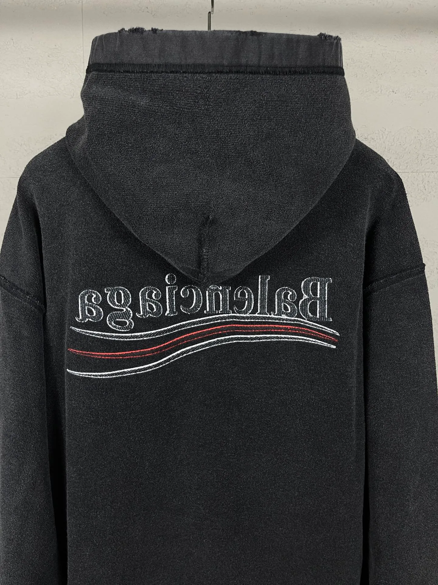 🅿️370 real photos [Top version. Official website quality] BALENCI*GA/Paris #2025 new style classic Coke wave spray LOGO embroidery on the reverse, washed, worn and worn hooded sweatshirt. The ready-made garments are stitched on the reverse side and washed, with a full sense of design. Comparisons are welcome. The fabric is made of Paris ZP custom-woven and dyed cotton sweatshirts. Weighing 460 grams, the cloth surface is clean. The cloth pattern is clear, soft and comfortable. The threads are dyed with no color difference. The classic letter LOGO is embroidered on the reverse using an imported Tajima embroidery machine. The effect is three-dimensional. Restore brick cabinet, adopt OS loose shoulder style. Same style for men and women. Code: BL259916 Color: washed black, size: XS S M L