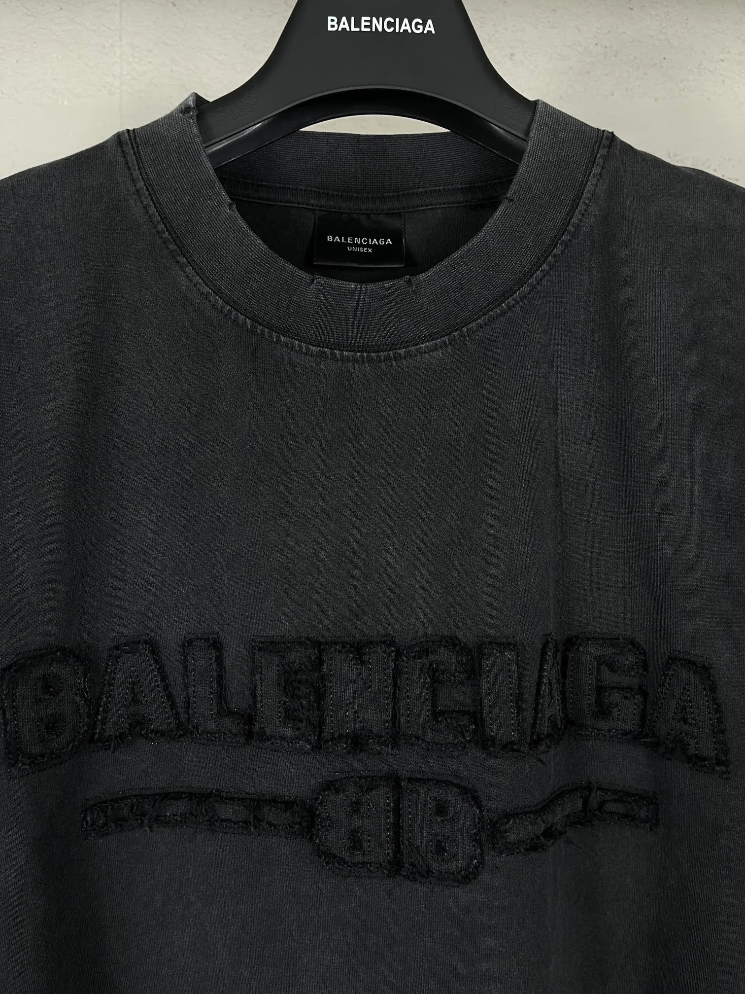 🅿️200 Actual pictures [Top version. Official website quality] BALENCI*GA/Paris #2025 new style letter LOGO chest patch embroidery, washed and worn hem, hand-polished short-sleeved T-shirt. Welcome to compare. The fabric is made of Paris ZP custom-woven and dyed cotton double yarn, with a weight of 260 grams. The cloth surface is clean. The cloth pattern is clear, soft and comfortable. The threads are dyed with no color difference. The classic letter LOGO is embroidered with imported Tajima embroidery machine. The effect is three-dimensional. Restore the brick cabinet, adopt OS loose shoulder style. Same style for men and women. Coding: BL253651 Color: washed black, white Size: XS S M L