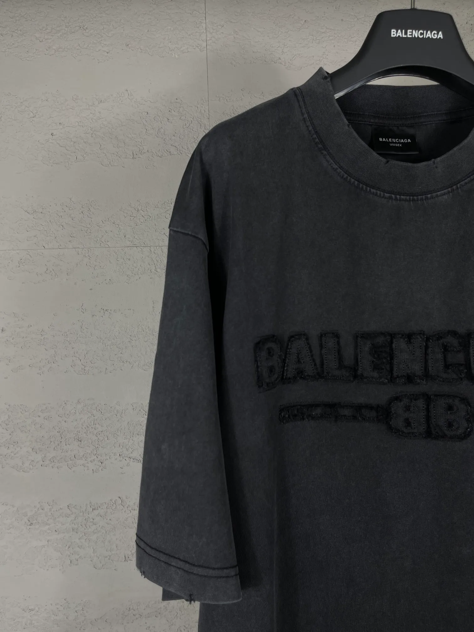 🅿️200 Actual pictures [Top version. Official website quality] BALENCI*GA/Paris #2025 new style letter LOGO chest patch embroidery, washed and worn hem, hand-polished short-sleeved T-shirt. Welcome to compare. The fabric is made of Paris ZP custom-woven and dyed cotton double yarn, with a weight of 260 grams. The cloth surface is clean. The cloth pattern is clear, soft and comfortable. The threads are dyed with no color difference. The classic letter LOGO is embroidered with imported Tajima embroidery machine. The effect is three-dimensional. Restore the brick cabinet, adopt OS loose shoulder style. Same style for men and women. Coding: BL253651 Color: washed black, white Size: XS S M L