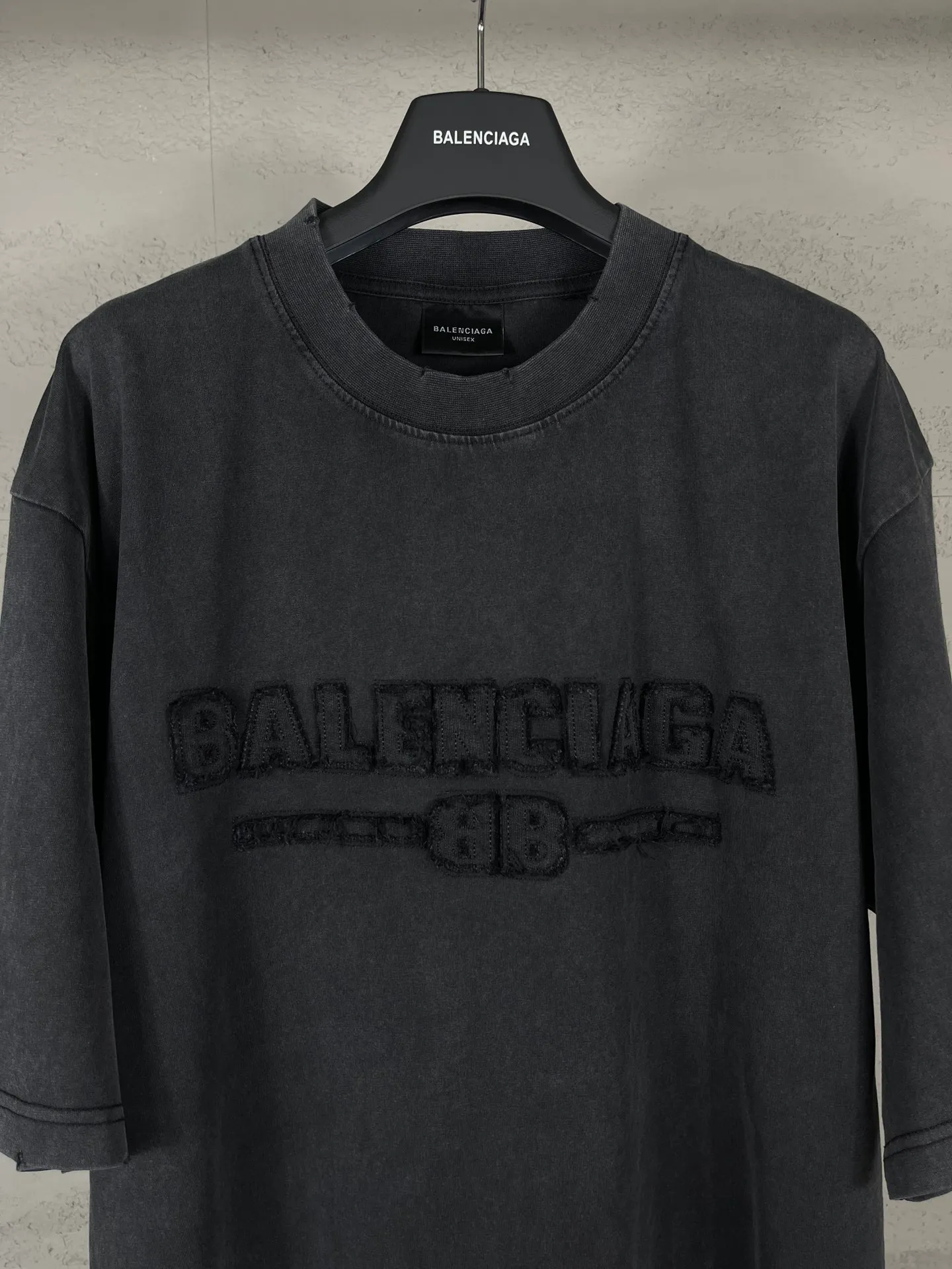 🅿️200 Actual pictures [Top version. Official website quality] BALENCI*GA/Paris #2025 new style letter LOGO chest patch embroidery, washed and worn hem, hand-polished short-sleeved T-shirt. Welcome to compare. The fabric is made of Paris ZP custom-woven and dyed cotton double yarn, with a weight of 260 grams. The cloth surface is clean. The cloth pattern is clear, soft and comfortable. The threads are dyed with no color difference. The classic letter LOGO is embroidered with imported Tajima embroidery machine. The effect is three-dimensional. Restore the brick cabinet, adopt OS loose shoulder style. Same style for men and women. Coding: BL253651 Color: washed black, white Size: XS S M L