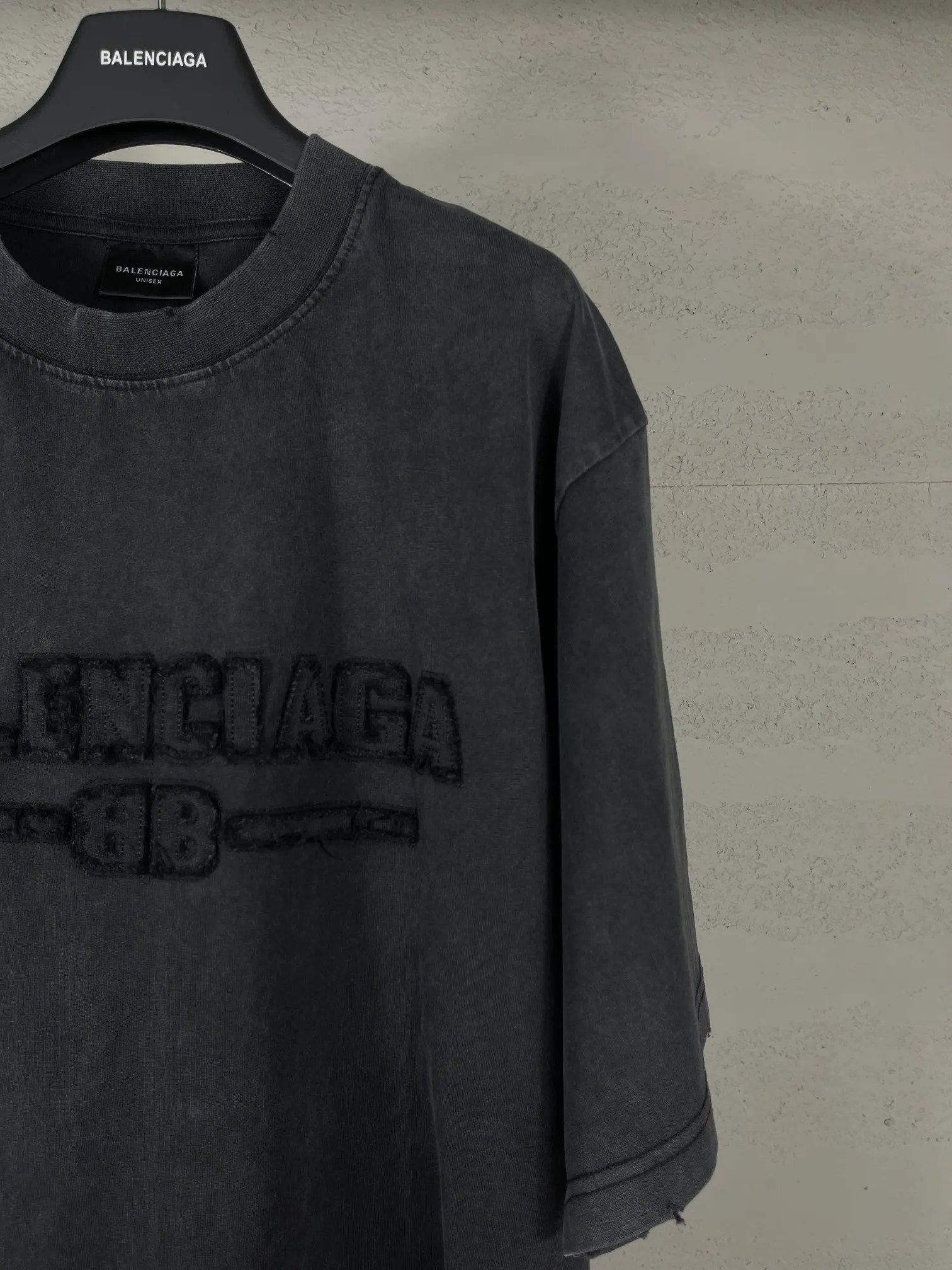 🅿️200 Actual pictures [Top version. Official website quality] BALENCI*GA/Paris #2025 new style letter LOGO chest patch embroidery, washed and worn hem, hand-polished short-sleeved T-shirt. Welcome to compare. The fabric is made of Paris ZP custom-woven and dyed cotton double yarn, with a weight of 260 grams. The cloth surface is clean. The cloth pattern is clear, soft and comfortable. The threads are dyed with no color difference. The classic letter LOGO is embroidered with imported Tajima embroidery machine. The effect is three-dimensional. Restore the brick cabinet, adopt OS loose shoulder style. Same style for men and women. Coding: BL253651 Color: washed black, white Size: XS S M L