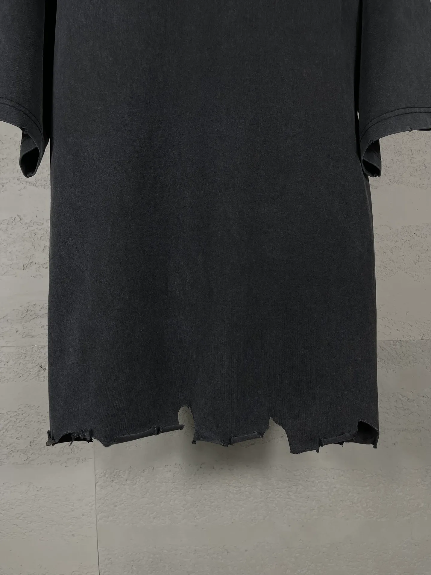 🅿️200 Actual pictures [Top version. Official website quality] BALENCI*GA/Paris #2025 new style letter LOGO chest patch embroidery, washed and worn hem, hand-polished short-sleeved T-shirt. Welcome to compare. The fabric is made of Paris ZP custom-woven and dyed cotton double yarn, with a weight of 260 grams. The cloth surface is clean. The cloth pattern is clear, soft and comfortable. The threads are dyed with no color difference. The classic letter LOGO is embroidered with imported Tajima embroidery machine. The effect is three-dimensional. Restore the brick cabinet, adopt OS loose shoulder style. Same style for men and women. Coding: BL253651 Color: washed black, white Size: XS S M L