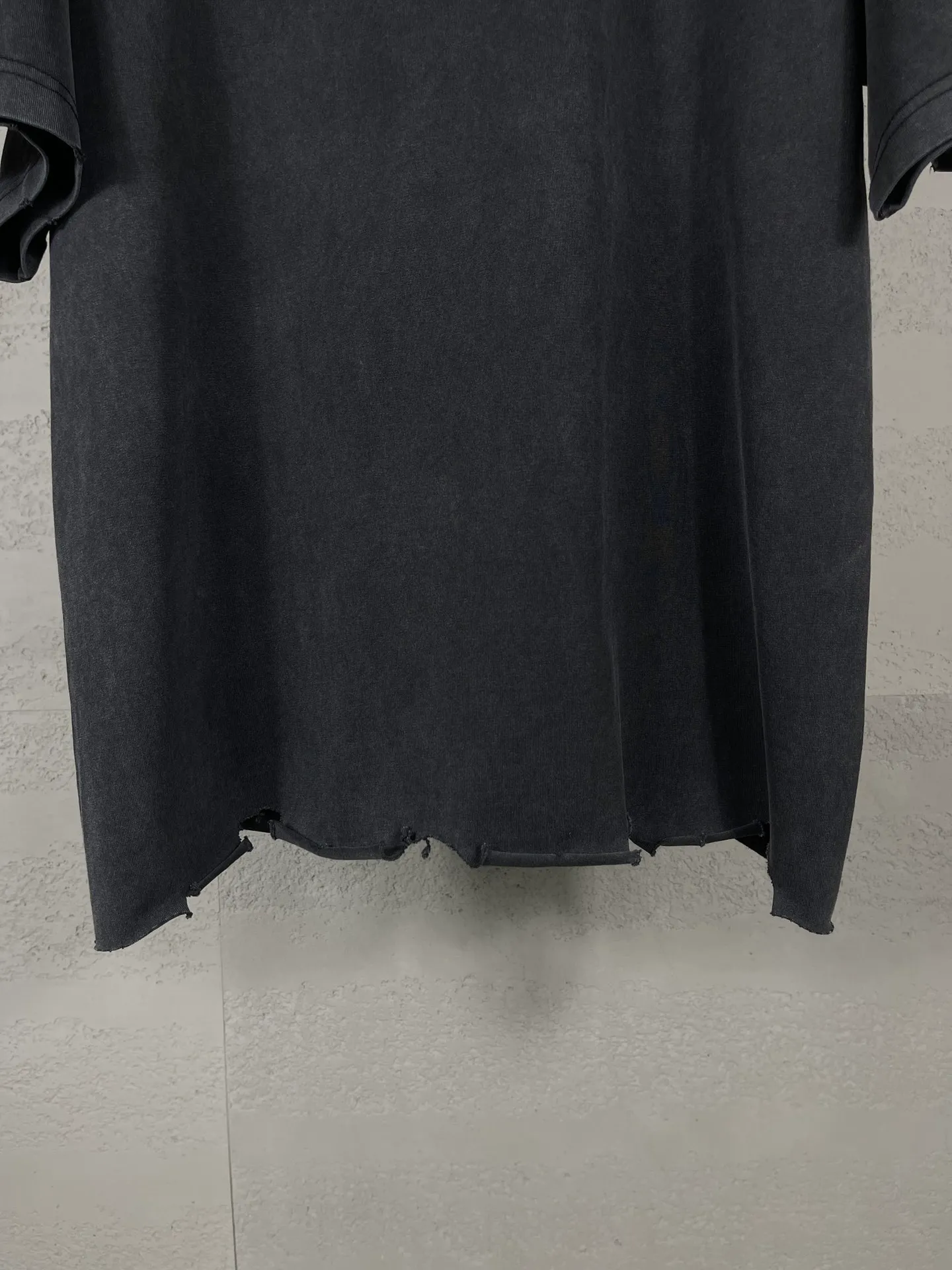 🅿️200 Actual pictures [Top version. Official website quality] BALENCI*GA/Paris #2025 new style letter LOGO chest patch embroidery, washed and worn hem, hand-polished short-sleeved T-shirt. Welcome to compare. The fabric is made of Paris ZP custom-woven and dyed cotton double yarn, with a weight of 260 grams. The cloth surface is clean. The cloth pattern is clear, soft and comfortable. The threads are dyed with no color difference. The classic letter LOGO is embroidered with imported Tajima embroidery machine. The effect is three-dimensional. Restore the brick cabinet, adopt OS loose shoulder style. Same style for men and women. Coding: BL253651 Color: washed black, white Size: XS S M L