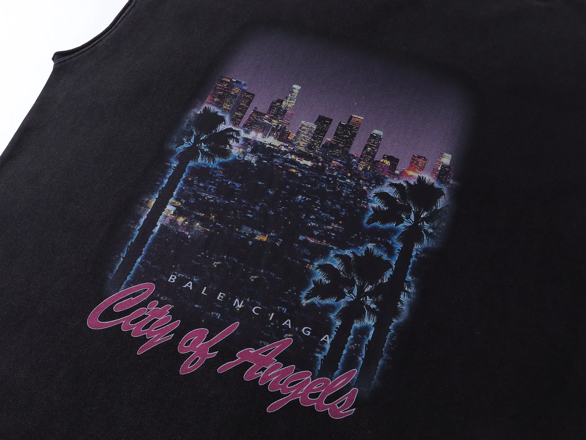 🅿️180 real shots [Top version. Official website quality] BALENCI*GA/25 new model. Garment-washed sleeveless T-shirt with Los Angeles night scene direct-printed print on the front #SS25 latest style. Research and development at the first time, different market currencies. Comparisons welcome. The fabric is made of Paris ZP custom-woven and dyed cotton double yarn. Weighing 260 grams, the cloth surface is clean. The cloth pattern is clear, soft and comfortable. The threads are dyed with no color difference. Printing adopts computer direct printing. Garments are washed and aged. Jubie market currency. Welcome to compare. The version adopts OS loose shoulder design. Same style for men and women. Code: BL253696 Color: washed black Size: XS S M L