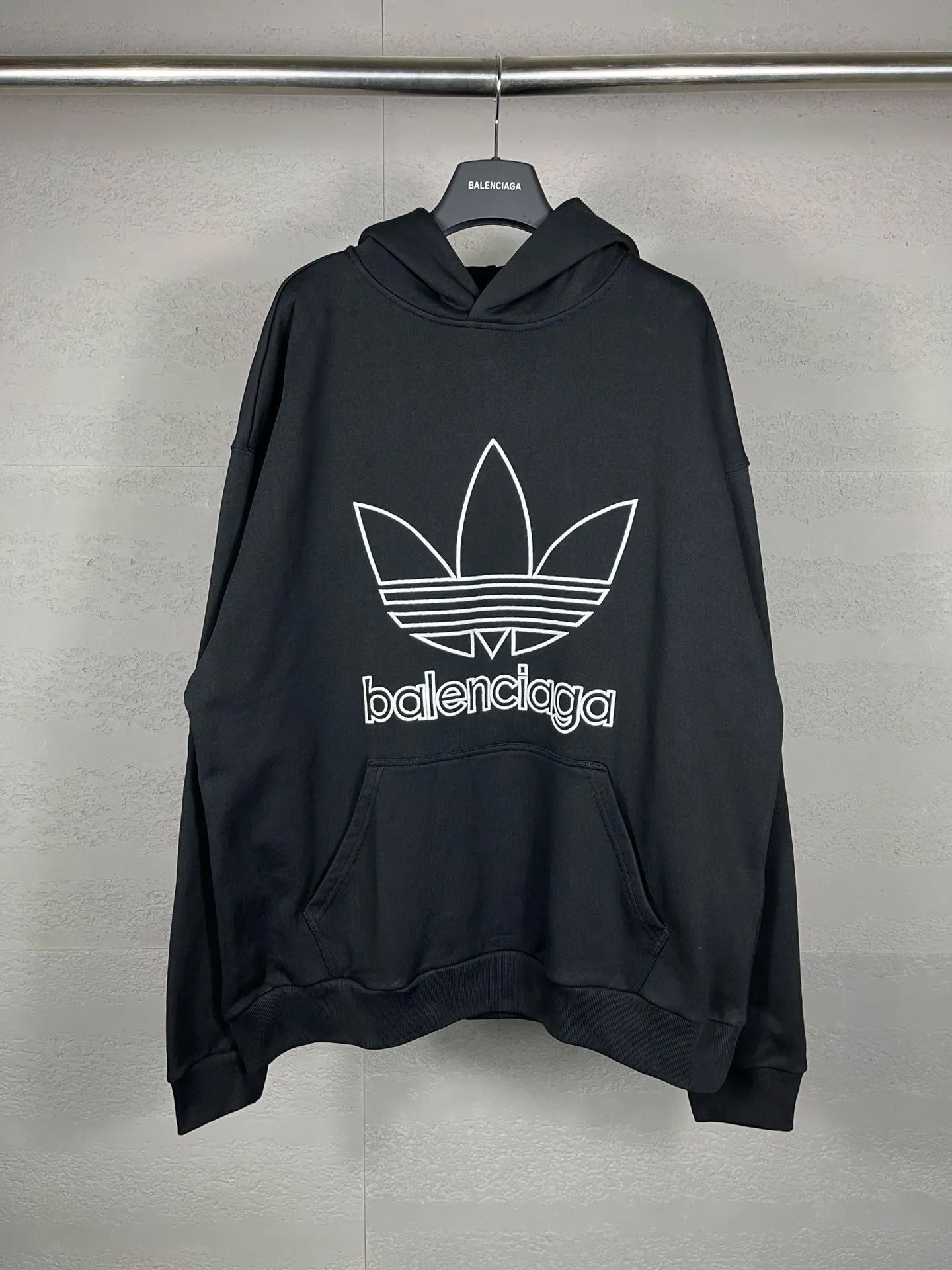 🅿️300 Detailed picture [Top version. Official website quality] BALENCI*GA/Paris co-branded Adidas embroidered front LOGO long-sleeved hooded sweatshirt. The fabric is made of Paris ZP custom-woven and dyed cotton sweatshirt. The weight is 450 grams, the cloth surface is clean. The cloth pattern is clear, soft and comfortable. The color fastness is good. It is not easy to change color. The threads are dyed with no color difference. The LOGO pattern letters are embroidered using imported embroidery machines, and the letters are three-dimensional and full. It is produced in Jubie market based on pictures, and comparisons are welcome. Restored brick cabinets. The version adopts OS loose shoulder design. Same style for men and women. Code: BL238017 Color: dark green, black Size: XS S M L