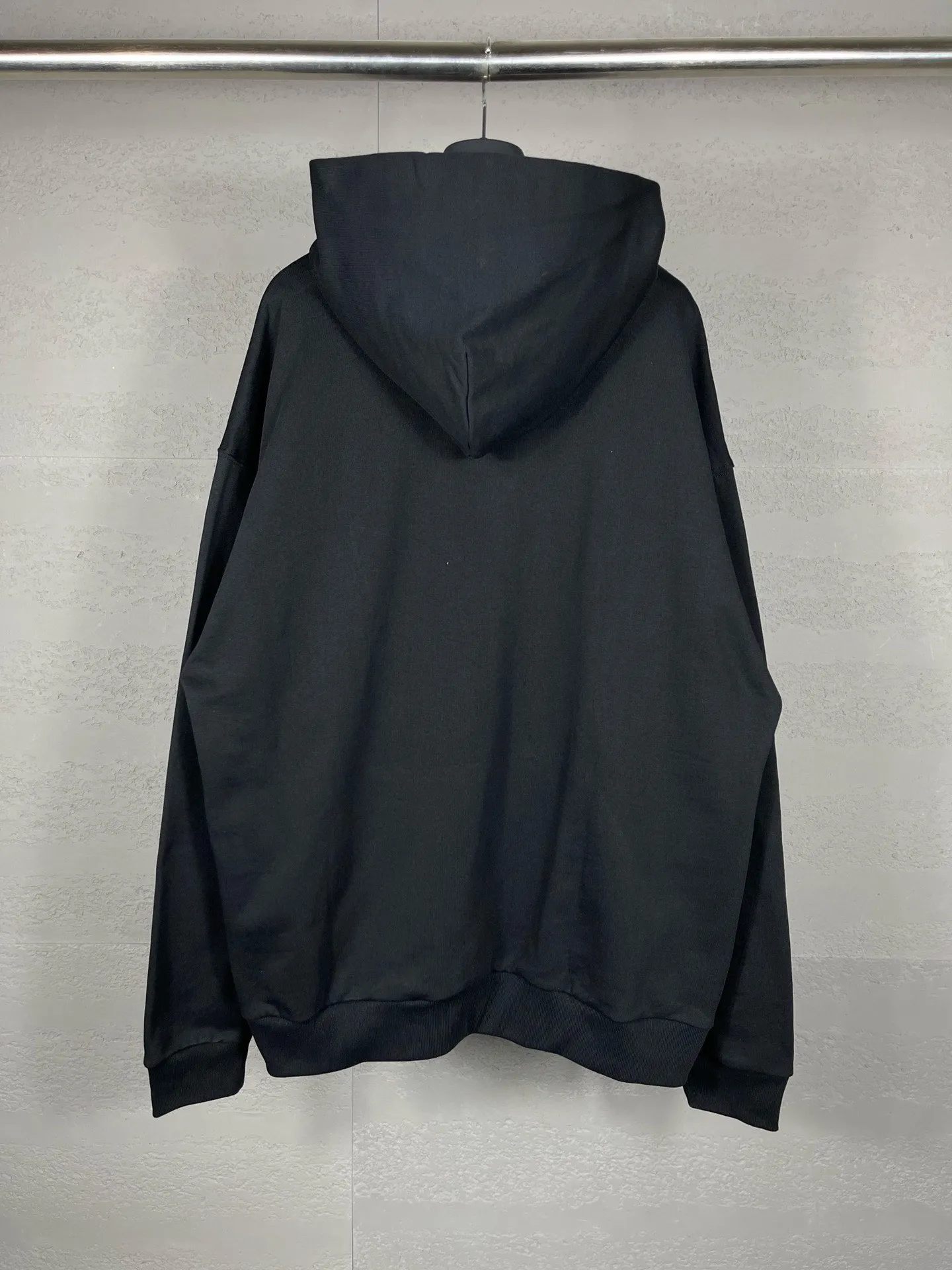 🅿️300 Detailed picture [Top version. Official website quality] BALENCI*GA/Paris co-branded Adidas embroidered front LOGO long-sleeved hooded sweatshirt. The fabric is made of Paris ZP custom-woven and dyed cotton sweatshirt. The weight is 450 grams, the cloth surface is clean. The cloth pattern is clear, soft and comfortable. The color fastness is good. It is not easy to change color. The threads are dyed with no color difference. The LOGO pattern letters are embroidered using imported embroidery machines, and the letters are three-dimensional and full. It is produced in Jubie market based on pictures, and comparisons are welcome. Restored brick cabinets. The version adopts OS loose shoulder design. Same style for men and women. Code: BL238017 Color: dark green, black Size: XS S M L