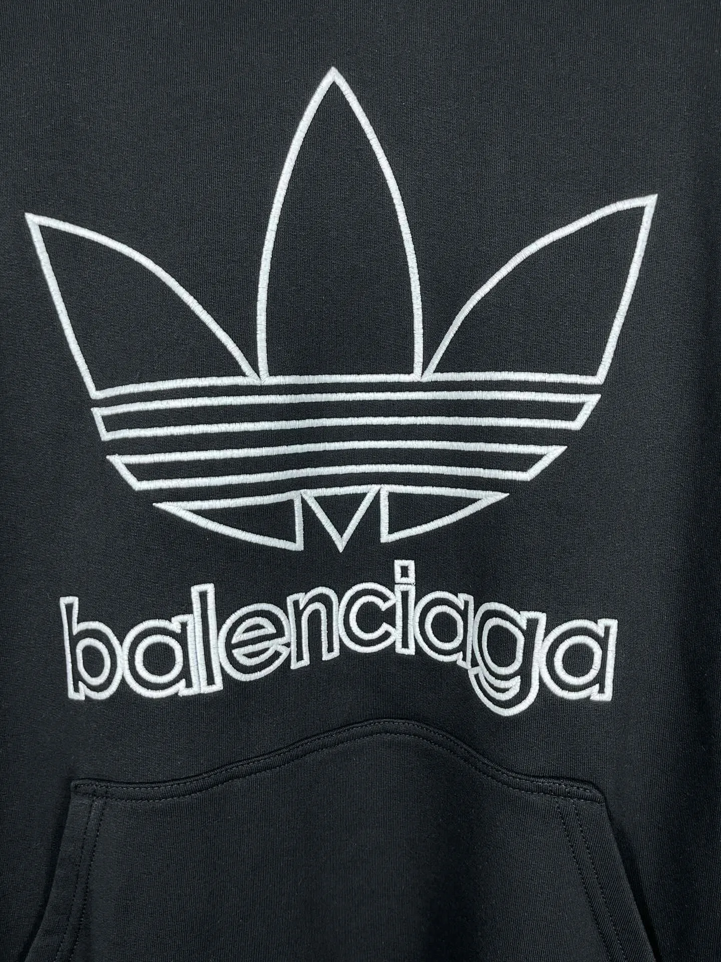 🅿️300 Detailed picture [Top version. Official website quality] BALENCI*GA/Paris co-branded Adidas embroidered front LOGO long-sleeved hooded sweatshirt. The fabric is made of Paris ZP custom-woven and dyed cotton sweatshirt. The weight is 450 grams, the cloth surface is clean. The cloth pattern is clear, soft and comfortable. The color fastness is good. It is not easy to change color. The threads are dyed with no color difference. The LOGO pattern letters are embroidered using imported embroidery machines, and the letters are three-dimensional and full. It is produced in Jubie market based on pictures, and comparisons are welcome. Restored brick cabinets. The version adopts OS loose shoulder design. Same style for men and women. Code: BL238017 Color: dark green, black Size: XS S M L
