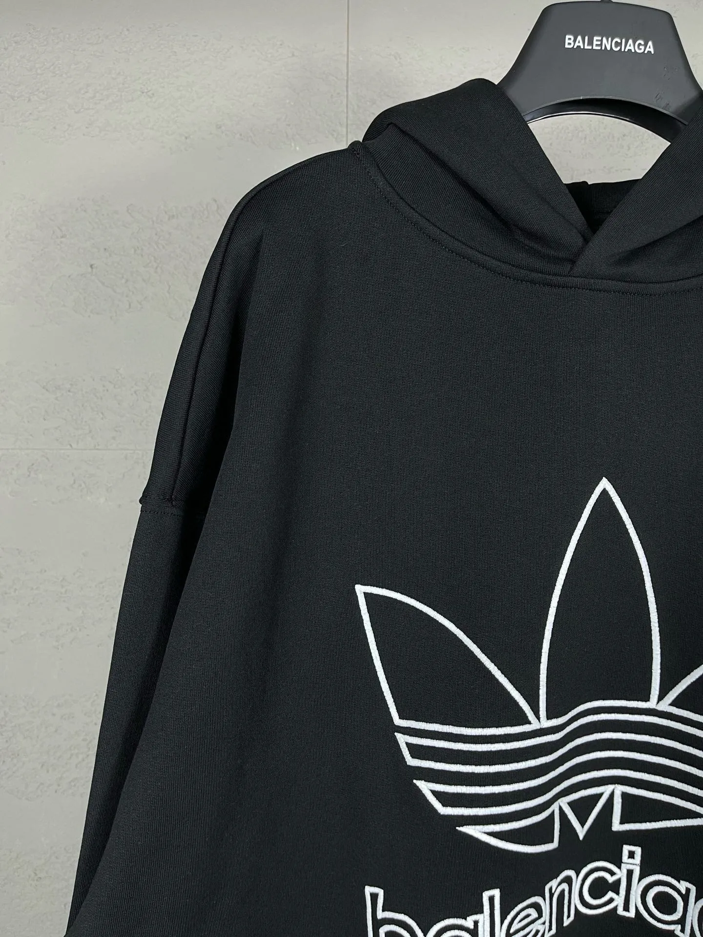 🅿️300 Detailed picture [Top version. Official website quality] BALENCI*GA/Paris co-branded Adidas embroidered front LOGO long-sleeved hooded sweatshirt. The fabric is made of Paris ZP custom-woven and dyed cotton sweatshirt. The weight is 450 grams, the cloth surface is clean. The cloth pattern is clear, soft and comfortable. The color fastness is good. It is not easy to change color. The threads are dyed with no color difference. The LOGO pattern letters are embroidered using imported embroidery machines, and the letters are three-dimensional and full. It is produced in Jubie market based on pictures, and comparisons are welcome. Restored brick cabinets. The version adopts OS loose shoulder design. Same style for men and women. Code: BL238017 Color: dark green, black Size: XS S M L