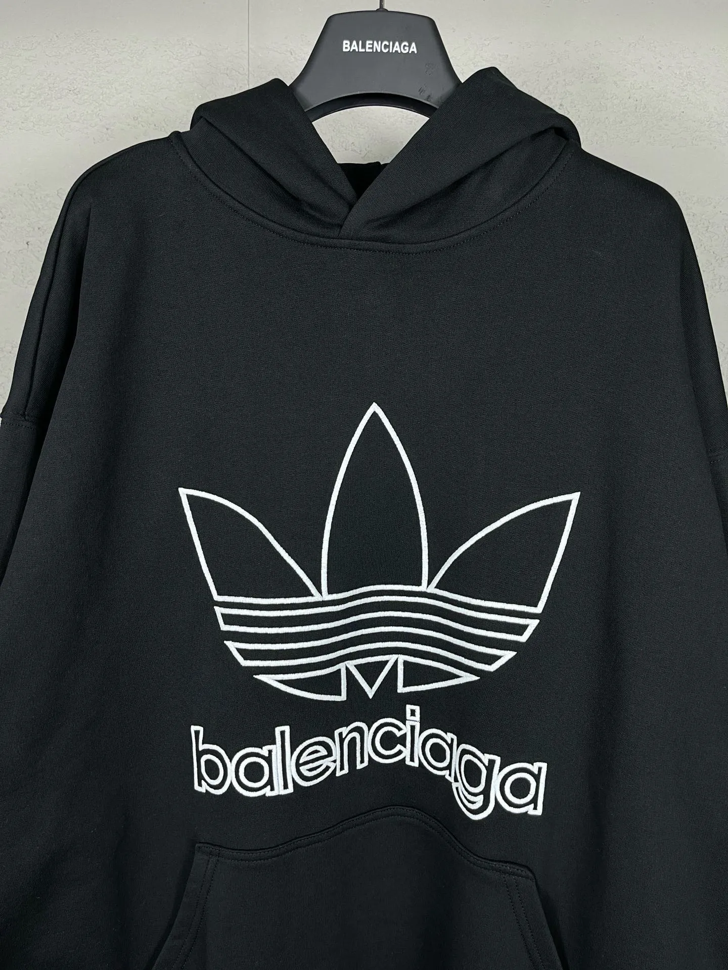 🅿️300 Detailed picture [Top version. Official website quality] BALENCI*GA/Paris co-branded Adidas embroidered front LOGO long-sleeved hooded sweatshirt. The fabric is made of Paris ZP custom-woven and dyed cotton sweatshirt. The weight is 450 grams, the cloth surface is clean. The cloth pattern is clear, soft and comfortable. The color fastness is good. It is not easy to change color. The threads are dyed with no color difference. The LOGO pattern letters are embroidered using imported embroidery machines, and the letters are three-dimensional and full. It is produced in Jubie market based on pictures, and comparisons are welcome. Restored brick cabinets. The version adopts OS loose shoulder design. Same style for men and women. Code: BL238017 Color: dark green, black Size: XS S M L