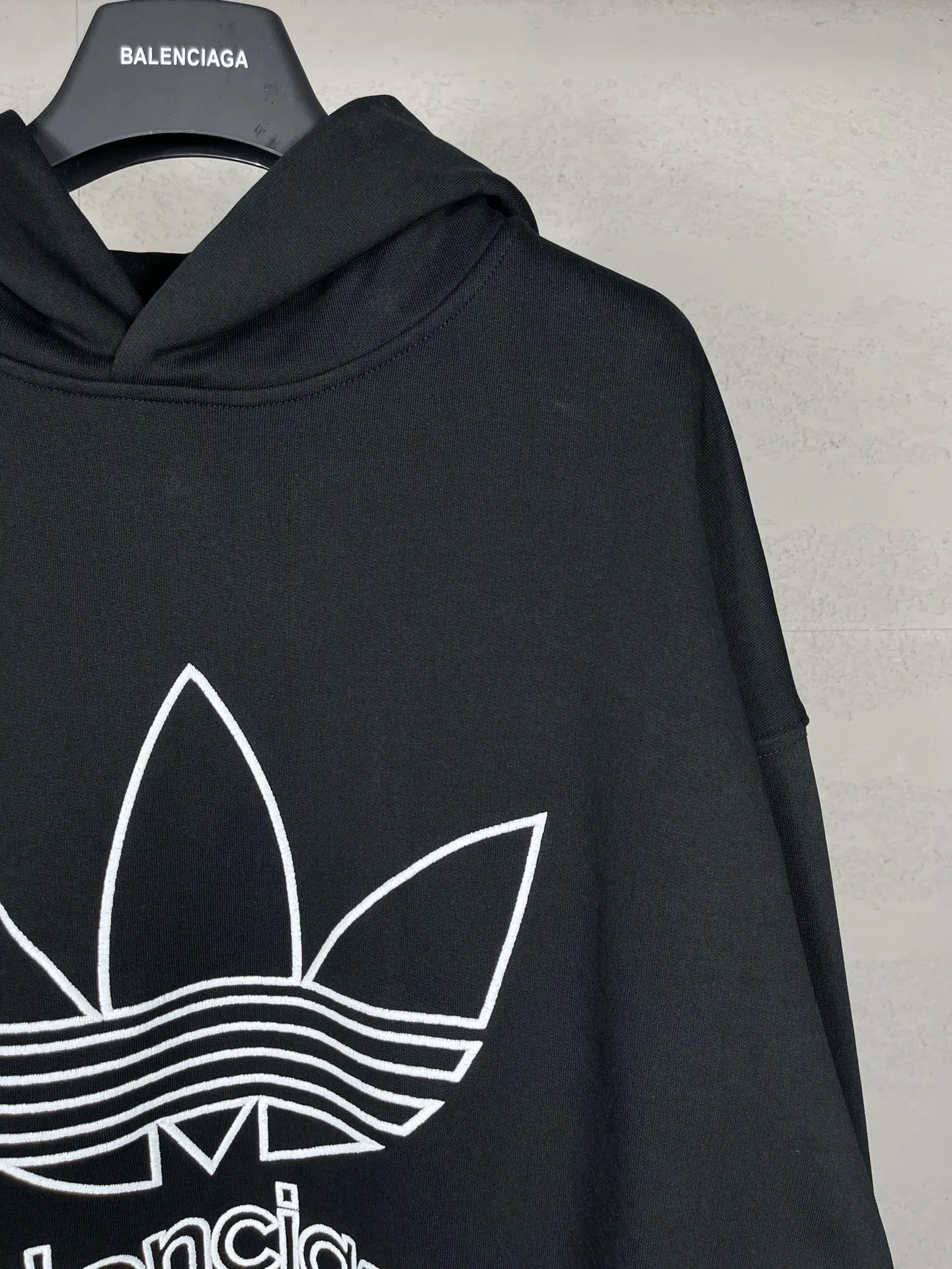 🅿️300 Detailed picture [Top version. Official website quality] BALENCI*GA/Paris co-branded Adidas embroidered front LOGO long-sleeved hooded sweatshirt. The fabric is made of Paris ZP custom-woven and dyed cotton sweatshirt. The weight is 450 grams, the cloth surface is clean. The cloth pattern is clear, soft and comfortable. The color fastness is good. It is not easy to change color. The threads are dyed with no color difference. The LOGO pattern letters are embroidered using imported embroidery machines, and the letters are three-dimensional and full. It is produced in Jubie market based on pictures, and comparisons are welcome. Restored brick cabinets. The version adopts OS loose shoulder design. Same style for men and women. Code: BL238017 Color: dark green, black Size: XS S M L